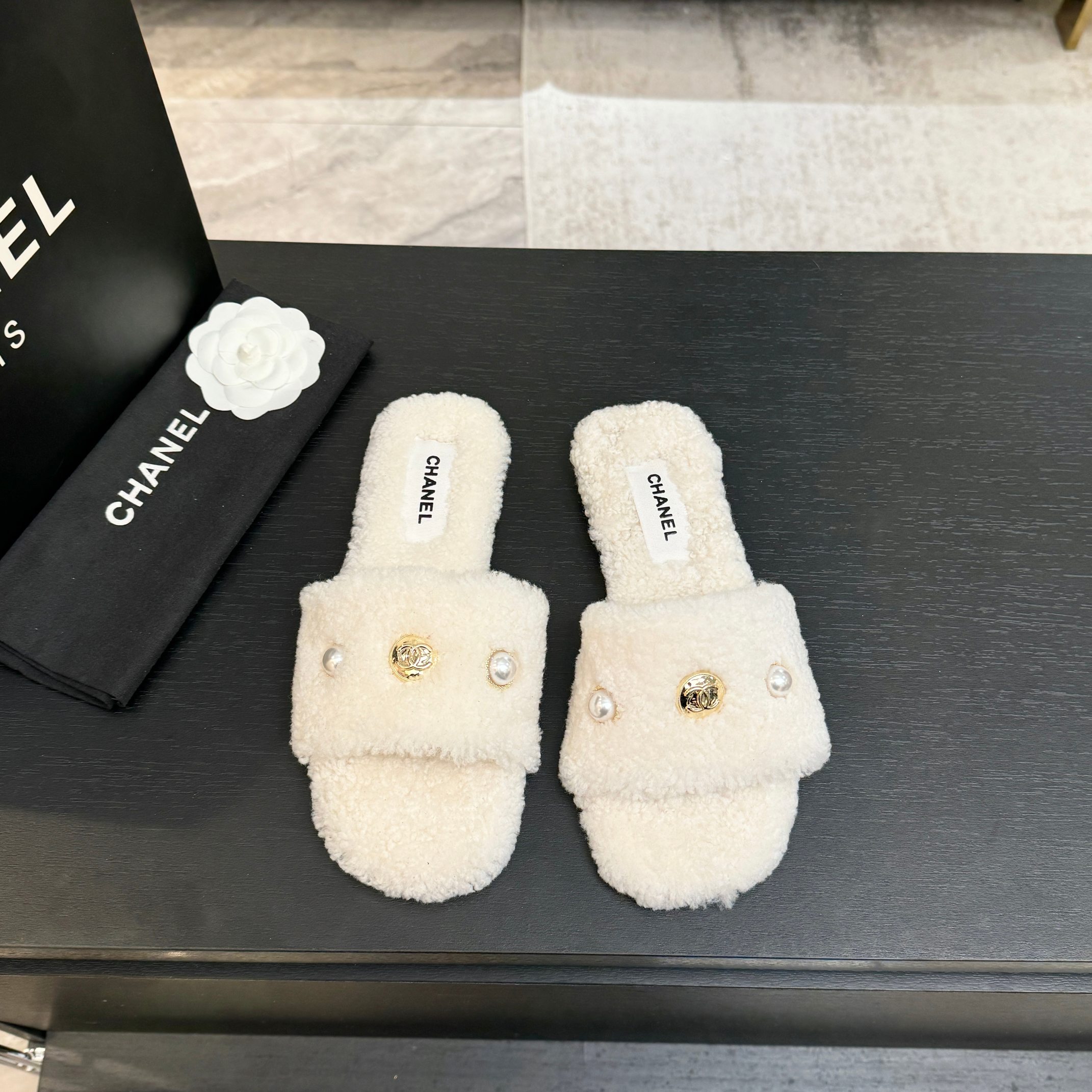 NO:630808,CHANE*｜Xiaoxiang's classic double-C pearl mop. This mop is full of luxury and comfort~ The soft wool velvet does not scratch the skin. The combination of pearls + double-C logo is super high-end. It is lazy and casual yet sophisticated. Whether it is paired with a coat, floral skirt or jeans, it can easily achieve French chic. Wear it in autumn and winter. It is warm and photogenic, and it can also accommodate all kinds of foot types. Buy early and look beautiful early.  Come and take home the elegance of this soft focus filter ~ size35-39 (customized 40/41), furry shoes and slippers, chanel, slippers, skirts, jeans19860909CHANE*｜小香经典双c珍珠毛拖 这款毛拖把贵气感和舒适度拉满了～ 软乎乎的羊毛绒不扎肤 珍珠+双C Logo的组合高级感爆棚 慵懒随性又不失精致. 不管是搭配大衣 碎花裙还是牛仔裤 都能轻松拿捏法式Chic 秋冬穿它又暖又上镜 还能包容各种脚型. 早买早美不撞款 快来把这份柔焦滤镜的优雅带回家～ size35-39（40/41定制）,毛毛鞋拖鞋,chanel,slippers,skirts,jeans,Women's Shoes