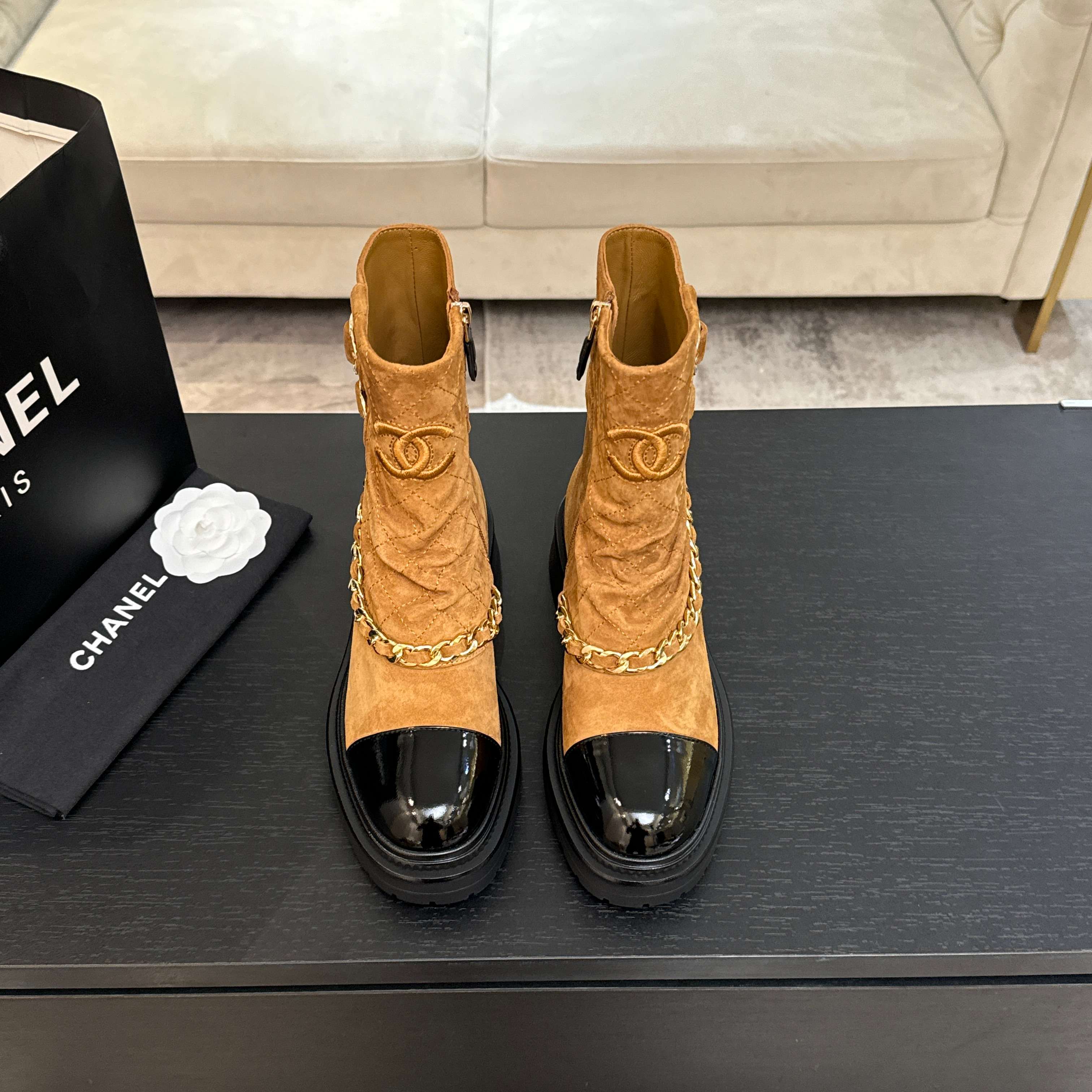 NO:630802,CHANE*｜Xiaoxiang’s classic double C short boots and cool Martin boots!  This shoe combines the sense of luxury and sweetness~ The soft and waxy deerskin is skin-friendly and does not dig into the feet. The color-blocking design bids farewell to monotony. The small pair of C Logo has its own brand texture. The Martin boot shape is super friendly to all leg types. Whether it is paired with a coat, a knitted skirt or jeans, it can easily hold the scene. The code of atmosphere for autumn and winter wear. Buy early and look good early to avoid collision. Come and take this French elegance home~ Fabric deerskin, lining tiptoe sheepskin  Italian imported genuine leather outsole size35-39 (customized 40/41), boots, chanel, boots, skirts, jeans, sheepskin, Leather soles19860909CHANE*｜小香经典双C短靴 酷飒马丁靴鞋！ 这款鞋把高级感和甜妹感焊死了～ 软糯鹿皮亲肤不扎脚 拼色设计告别单调 小双C Logo自带品牌质感 马丁靴型对各种腿型都超友好 不管是搭配大衣 针织裙还是牛仔裤 都能轻松hold住场面 秋冬穿搭的氛围感密码 早买早美不撞款 快来把这份法式优雅带回家～ 面料鹿皮 内里踮脚羊皮 意大利进口真皮大底 size35-39（40/41定制）,靴子,chanel,boots,skirts,jeans,sheepskin,Leather soles,Women's Shoes