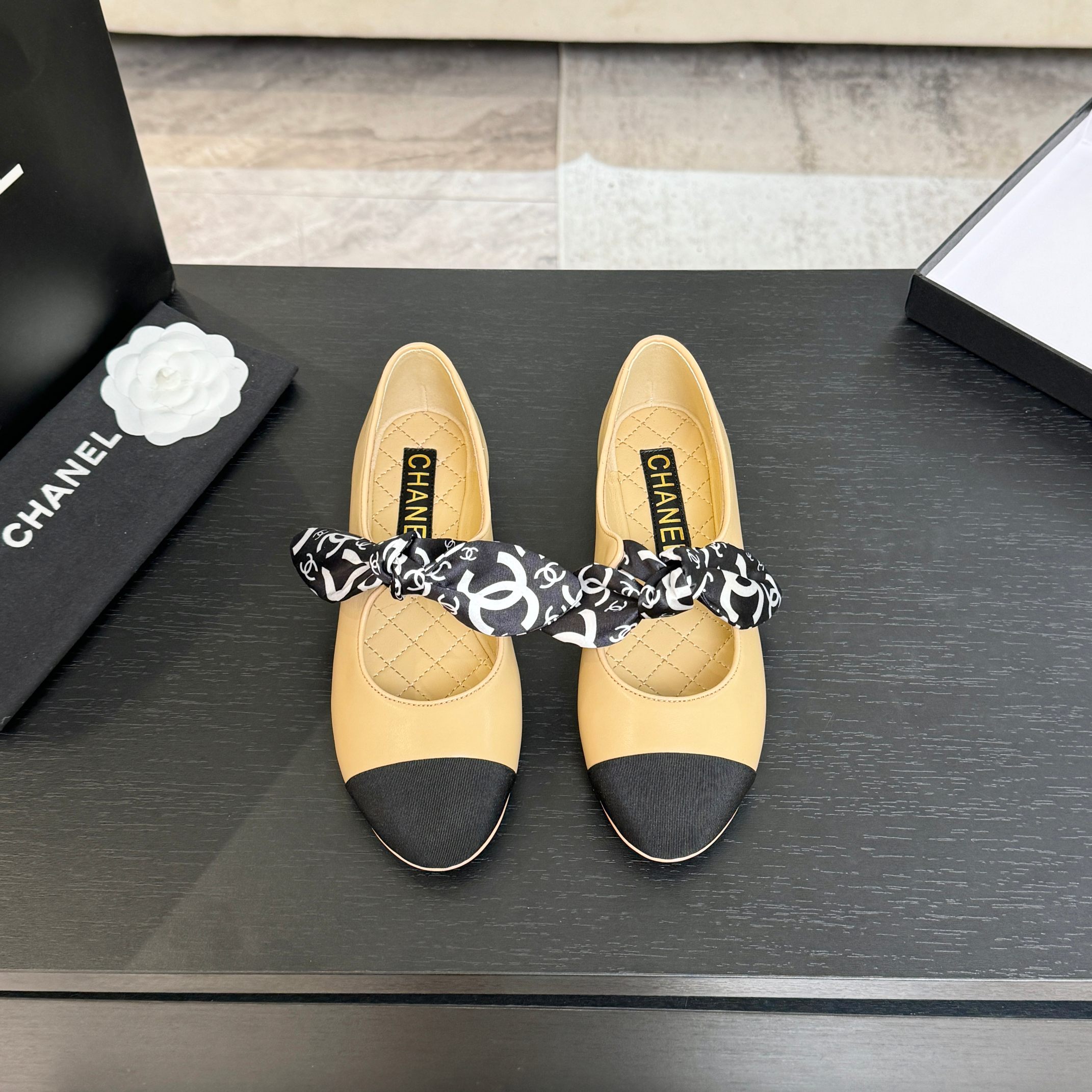 NO:630799,CHANE*｜Xiaoxiang 25K new ribbon Mary Jane shoes Ribbon printed round-toe color-blocked flat shoes This shoe opens the spring and summer with neat tailoring. The color-blocked design collides with fresh inspiration. The hollow version allows the skin to embrace the breeze freely. Every step is light and rhythmic. The wide anklet is the finishing touch. The huge pearl string trembles with each step, continuing the original intention of small fragrant pearls to become a feminine element.  Breaking the boundary between luxury and daily life, so that sophistication does not need to be exaggerated. The double C logo and ribbon accessories complement each other, which is a direct expression of the brand spirit. The latter, as a symbol of purity and independence, hides the romantic origins between the founder and his beloved. The flat design is both elegant and practical, interpreting Xiaoxiang's design philosophy of 'fashion and comfort coexist'. Whether it is paired with straight jeans for casual daily use or a floral dress for a date and vacation, it can balance high-end and relaxation.  Let the classic elements breathe new life between steps. The fabric is made of original customized sheepskin. The lining and toes are all silk sheepskin. Italian imported genuine leather outsole size35-39 (customized 40/41), single shoes, chanel, mary jane, skirts, jeans, sheepskin, Leather soles19860909CHANE*｜小香25K新品丝带玛丽珍单鞋 丝带印花圆头拼色平底单鞋 这款单鞋以利落剪裁开启春夏序章. 拼色设计碰撞出鲜活灵感 中空版型让肌肤与微风自在相拥 每一步都踩着轻盈韵律 . 脚踝间的宽幅脚环是点睛之笔 硕大珍珠串饰随步履轻颤 延续着小香珍珠成为柔美元素的初心 打破华贵与日常的边界 让精致无需浮夸. 双C标识与丝带饰件交相辉映 是品牌精神的直接表达 后者作为纯洁与独立的象征 藏着创始人与挚爱之间的浪漫溯源 平底设计兼顾优雅与实用 诠释小香'时尚与舒适共生'的设计哲学. 无论是搭配直筒牛仔裤演绎随性日常 还是适配碎花长裙赴约度假 它都能平衡高级与松弛, 让经典元素在步履间焕发新意. 面料采用原版定制羊皮 内里踮脚均为丝绸羊皮 意大利进口真皮大底 size35-39（40/41定制）,单鞋,chanel,mary jane,skirts,jeans,sheepskin,Leather soles,Women's Shoes