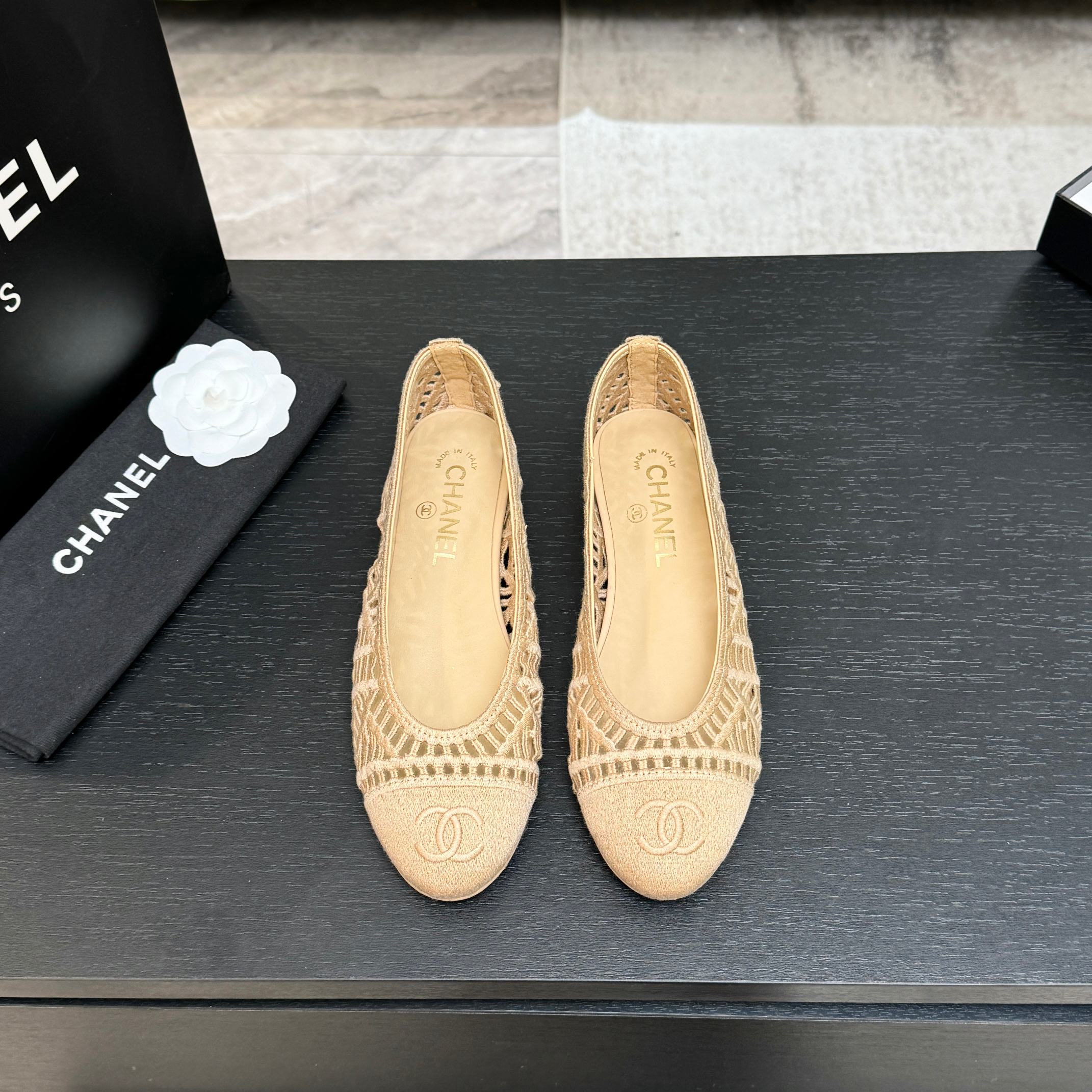 NO:630825,CHANE*｜Xiaoxiang 26C Hollow Braided Double C Ballet Shoes When haute couture knitting technology meets the classic silhouette of ballet shoes, this pair of ballet shoes injects light poetry into French elegance. Made of fine knitted fabrics, the shoe body is outlined with precise hollow texture. It is looming when light penetrates. It is soft and breathable, but also hides the texture of haute couture. Walking as agile and comfortable as a ballet dancer. Iconic Double C  The logo is not presented directly, but is cleverly integrated into the shoe body with woven texture. It is simple but highly recognizable, highlighting the brand genes. Pair it with a floral skirt to create a French pastoral romance. Pair it with jeans to unlock a casual and modern look. Pair it with a commuting suit to inject a sense of elegance and relaxation. Let every step take an unintentional sense of sophistication and romance. The fabric is made of original custom knitted material. The lining of the toes is made of silk sheepskin. The genuine leather outsole imported from Italy.  size35-39 (customized 40/41), ballet shoes, chanel, skirts, jeans, sheepskin, Leather soles19860909CHANE*｜小香26C镂空编织双C 芭蕾舞鞋 当高定针织工艺邂逅芭蕾鞋的经典廓形 这双芭蕾舞鞋 为法式优雅注入轻盈诗意. 精选细腻针织面料 以精密镂空纹理勾勒鞋身 光线穿透时若隐若现 柔软透气 又暗藏高定般的肌理质感 行走间如芭蕾舞者般灵动自在. 标志性双C Logo并非直白呈现 而是以编织肌理巧妙融入鞋身 简约却极具辨识度 彰显品牌基因 搭配碎花裙演绎法式田园浪漫 搭配牛仔裤解锁随性摩登 搭配通勤套装则注入优雅松弛感. 让每一步都踏出不刻意的精致与浪漫. 面料采用原版定制针织材质 内里踮脚均为丝绸羊皮 意大利进口真皮大底 size35-39（40/41定制）,芭蕾舞鞋,chanel,skirts,jeans,sheepskin,Leather soles,Women's Shoes