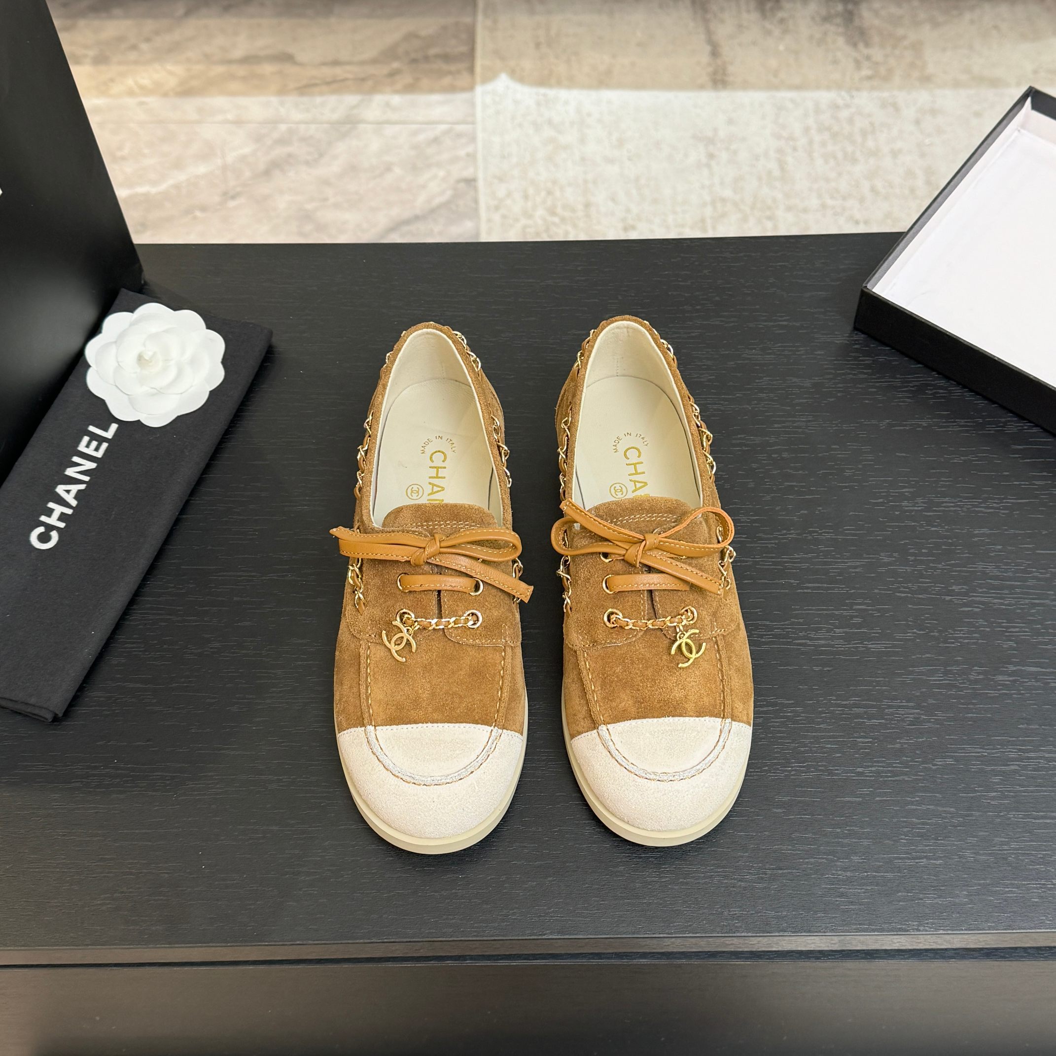 NO:630822,-[*] -[] -[-] Customized and non-refundable - top-quality Chanel 26C early spring new color-blocked suede loafers. The soles are super soft and extremely comfortable. My feet don’t hurt when I walk thousands of steps. Xiaoxiang’s pair of flat casual shoes can be said to be the most designed shoes in recent years. The clever choice of leather chain is unique and chic. I fell in love with it at first sight. The suede color-blocked shoes are versatile for daily use.  The most important thing is that they use soft soles. They are super comfortable and easy to wear. You will be surprised when you try them on. It is a rare shoe that combines comfort, style and versatility so well. Cow suede upper, sheepskin lining, molded wear-resistant raw rubber outsole Size35-41 (41 customized non-refundable), casual shoes/sports shoes, chanel, chanel, loafers, sneakers, sheepskin, chamois leather19860909-【*】 -【】 -【-】定制不退换 ——顶级货 Chanel 香奈儿26C早春新款拼色麂皮乐福鞋 鞋底超软 无比舒适的豆豆鞋 日行万步脚不疼 小香这双平底休闲鞋 可以说是这几年最具设计感的鞋子了 巧妙选用皮穿链条个性别致 一眼就爱上 麂皮拼色 日常又百搭 最最主要是选用了柔软的鞋底 超级舒服好穿 只要上脚试穿都会很惊喜 是难得将舒适 洋气 百搭融合得这么好的一款鞋 鞋面牛反绒 内里羊皮 鞋底开模耐磨生胶大底 Size35-41(41定制不退换),休闲鞋/运动鞋,chanel,chanel,loafers,sneakers,sheepskin,chamois leather,Women's Shoes