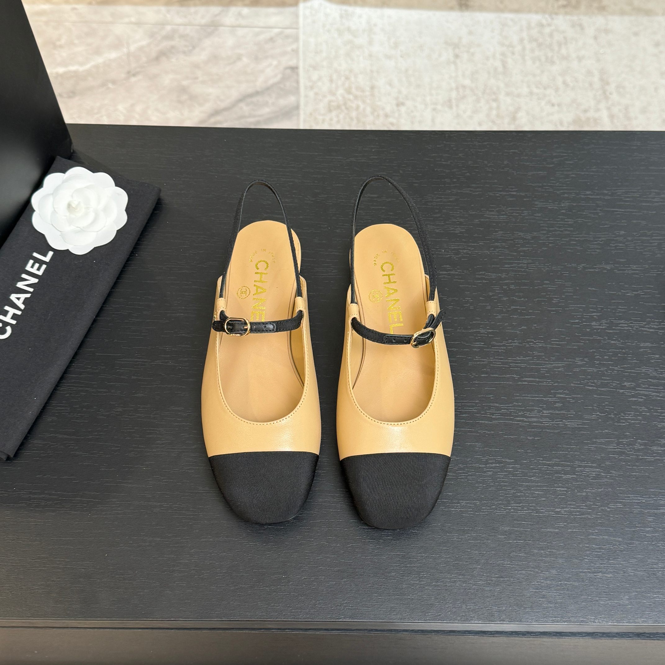 NO:630819,CHANE*｜Xiaoxiang 26C color-blocked double C flat-soled sandals with Trompe-l’il visual art reconstruct the classics, making color-blocking a footnote to summer style. The iconic double-C metal buckle embellishes the upper. The simple back design reveals slender ankles. The flat-soled shoe shape inherits the 'feeling' comfort gene and shows a relaxed posture when walking. Paired with a tweed skirt, it is a French retro style. Paired with high-waisted wide-leg pants, it looks neat for commuting.  Let every step carry Xiaoxiang's unique elegant rhythm and become the key to style across scenes. The fabric is made of original customized lambskin. The lining and toes are all silk sheepskin. The genuine leather outsole imported from Italy size35-39 (customized 40/41), Mary Jane, chanel, sandals, mary jane, flats, skirts, sheepskin, Leather soles19860909CHANE*｜小香26C拼色双C平底 后空凉鞋 以Trompe-l’il视觉艺术重构经典 让拼色成为夏日格调的注脚. 标志性双C金属扣点缀鞋面 简约后空设计露出纤细脚踝 平底鞋型承袭“踩屎感”舒适基因 行走间尽显松弛姿态. 搭配斜纹软呢短裙是法式复古 配高腰阔腿裤显利落通勤 让每一步都带着小香独有的优雅韵律 成为跨越场景的风格密钥. 面料采用原版定制小羊皮 内里踮脚均为丝绸羊皮 意大利进口真皮大底 size35-39（40/41定制）,玛丽珍,chanel,sandals,mary jane,flats,skirts,sheepskin,Leather soles,Women's Shoes