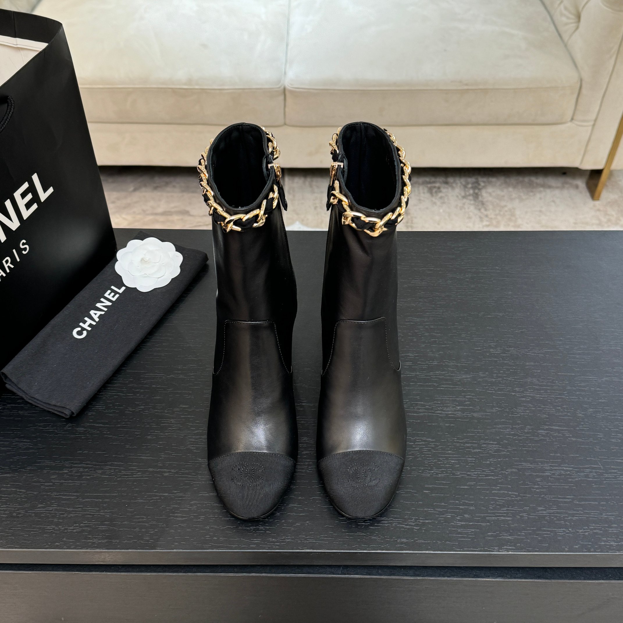 NO:630816,CHANE*｜Xiao Xiang's classic chain knitted two-way style. Sock boots and trouser boots. When the softness of knitting meets the coldness of the chain, this pair of trouser boots breaks the boundaries with the double wearing method. It blends French elegance and multi-faceted style into one shoe, redefining the possibility of autumn and winter boots. Selected fine knitted fabrics to fit naturally with the legs. It has the light wrapping feeling of sock boots and hides the stiff outline of trouser boots. It is as comfortable as a second skin when walking.  But it has a delicate texture like high-definition. The iconic metal chain is the soul. It can outline a simple arc along the boot opening, or hide it in any way you wear it. It is suitable for short skirts and tights to show your smartness and playfulness. When folded into trouser boots, the outline is neat and more aura. Paired with suits and wide-leg pants, you can instantly switch to a cool style. A pair of boots can be used for dates, parties and other diverse scenes. It is not only a shoe, but also a style converter.  The softness of knitting neutralizes the sharpness of the chain. The double wearing method adapts to different moods, allowing contemporary women to freely switch between elegance and spontaneity. Every step leads to undefined Chanel-style modernity. size35-39 (customized 40/41), boots, chanel, boots, skirts, business suit, socks19860909CHANE*｜小香经典链条针织两穿法 袜子靴裤管靴 当针织的柔糯邂逅链条的冷冽 这双裤管靴以双重穿法打破边界 将法式优雅与多面风格熔于一履 重新定义秋冬靴履的可能性. 精选细腻针织面料 随腿自然贴合 既有袜子靴的轻盈包裹感 又暗藏裤管靴的挺括轮廓 行走间仿佛第二层肌肤般舒适 却自带高定般的精致肌理. 标志性金属链条是灵魂所在 或沿靴口勾勒出简约弧线 或随穿法变换暗藏其间 适配短裙 紧身裤 尽显灵动俏皮 翻折为裤管靴时 轮廓利落更具气场 搭配西装 阔腿裤 瞬间切换飒爽格调 一双靴子即可承包约会 派对等多元场景. 它不止是鞋履,更是风格的转换器 以针织的柔软中和链条的锐利 以双重穿法适配不同心境 让当代女性在优雅与率性之间自由切换 每一步都走出不被定义的Chanel式摩登. size35-39（40/41定制）,靴子,chanel,boots,skirts,business suit,socks,Women's Shoes