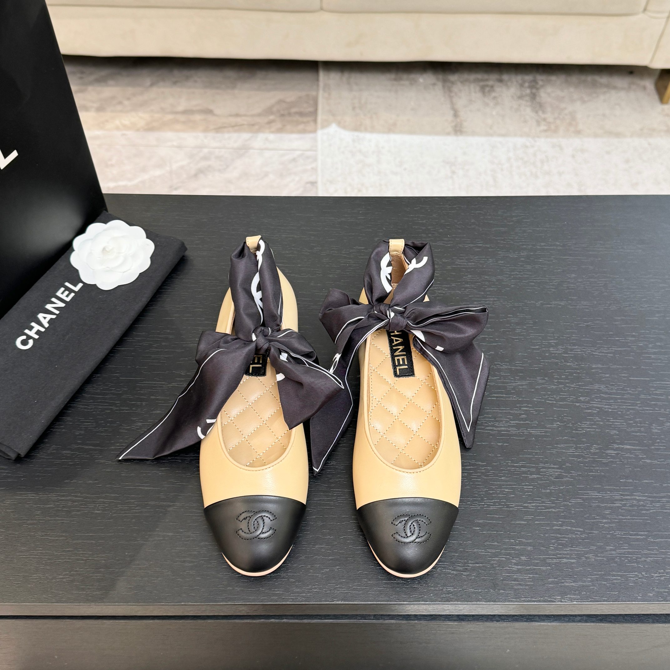 NO:630813,(With anklet ribbon) CHANE*｜Xiaoxiang 26C Ribbon Double C Camellia Anklet Giant Pearl Heel Color Block Three Ways to Wear Mary Jane Shoes This season’s Mary Jane is really amazing!  The iconic camellia double C element is injected into the anklet. The printed ribbon can be tied into a sweet bow. The metal anklet ribbon is detachable and can be switched freely. Three wearing methods are suitable for different scenes. Whether it is a gentle style with a skirt or a casual style with jeans, it can be easily controlled. You can watch with your eyes closed without stepping on thunder. The fabric is made of original customized lambskin. The inner tiptoe is made of silk sheepskin. The genuine leather outsole imported from Italy  size35-39 (customized 40/41), single shoes, chanel, mary jane, skirts, jeans, sheepskin, Leather soles19860909（配脚环丝带） CHANE*｜小香26C丝带双C山茶花脚环 巨型珍珠跟拼色三种穿法玛丽珍鞋 这一季的玛丽珍真的太绝了！ 标志性山茶花双C元素注入脚环 印花丝带可系成甜美蝴蝶结 金属脚环丝带可拆卸自由切换 三种穿法适配不同场景 无论是搭配半裙的温柔风 还是配牛仔裤的随性风 都能轻松驾驭 闭眼入不踩雷. 面料采用原版定制小羊皮 内里踮脚均为丝绸羊皮 意大利进口真皮大底 size35-39（40/41定制）,单鞋,chanel,mary jane,skirts,jeans,sheepskin,Leather soles,Women's Shoes