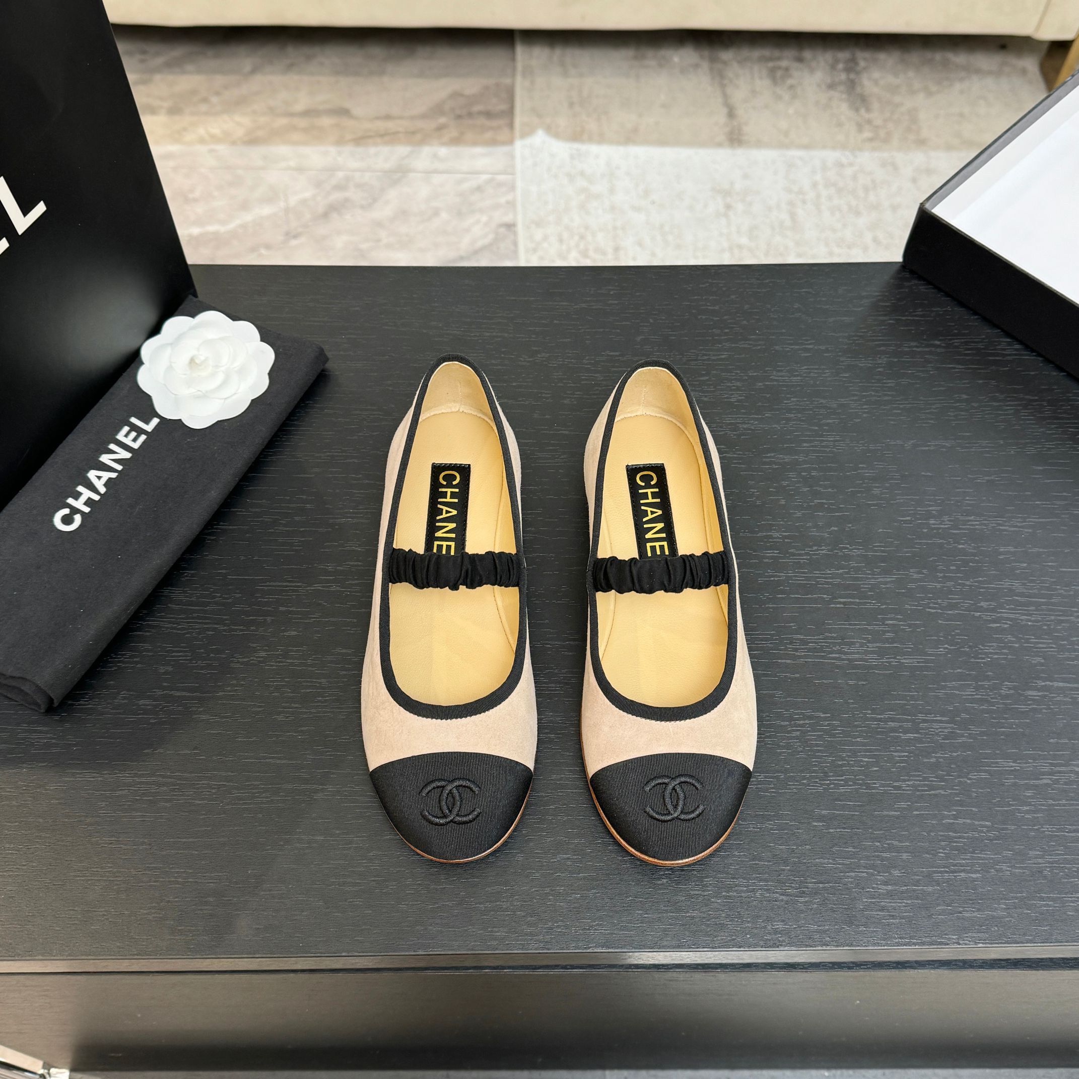 NO:630801,CHANE*｜Xiaoxiang 25C new product Camellia series Mary Jane shoes This season's Camellia series is really beautiful. Grandma Xiang's family has always had the elegant and ladylike temperament, full of high-end sense!  It’s very nice on the feet~ Whether worn barefoot or paired with skirts or trousers, it’s very versatile!  Incomparably beautiful!  Particularly fairy-like, with a girlish feel. The upper is made of original customized leather. The lining is mixed sheepskin. Italian A-grade genuine leather outsole. Size35-39 (customized 40/41), single shoes, chanel, mary jane, skirts, sheepskin, Leather soles.19860909CHANE*｜小香25C新品 山茶花系列玛丽珍单鞋 这一季山茶花系列真的超美 香奶奶家一贯的优雅名媛气质 高级感十足！上脚非常nice～ 不管光脚穿或搭配裙装、裤装、 都非常百搭！无敌美！特别仙 少女感爆棚 鞋面采用原版定制皮料 内里垫脚混种羊皮 意大利A级真皮大底 Size35-39（40/41定制）,单鞋,chanel,mary jane,skirts,sheepskin,Leather soles,Women's Shoes