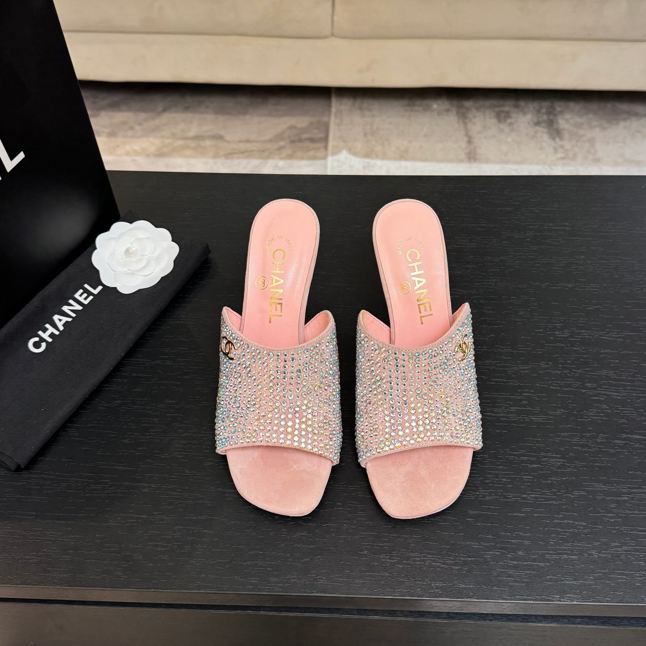 NO:630798,CHANE* ｜Xiaoxiang 25P spring and summer new catwalk style double C high-heeled slippers. The main trend of the catwalk is so beautiful this season. The overall design is simple and elegant, and the heel design is very unique and bold. It is really hard to put it down. Not only is the shoe shape good-looking, it is also very comfortable on the feet and does not tire the feet. In order to achieve the original foot feel, we worked hard on the last, the lines are very smooth and curvature, and do not squeeze the feet at all ~ Go material The fabric is made of original custom patent leather The inner pads are made of silk sheepskin, and the cowhide outsole imported from Italy, size 35-39 (customized 40/41), high heels and slippers, chanel, high heels, slippers, cowhide, sheepskin19860909CHANE* ｜小香25P春夏新品走秀款双C高跟拖鞋 走秀主推款这季太好看了 整体设计简约大气又耐看,鞋跟设计非常独特大胆,真让人爱不释手,不仅鞋型好看,上脚还特别舒服完全不累脚,想要达到原版脚感我们在楦头上没少下功夫,线条感弧度非常流畅,而完全不挤脚～ Go 材质 面料采用原版定制漆皮 內里垫脚均为丝绸羊皮 意大利进口牛皮大底 尺码35-39（40/41定制）,高跟鞋拖鞋,chanel,high heels,slippers,cowhide,sheepskin,Women's Shoes