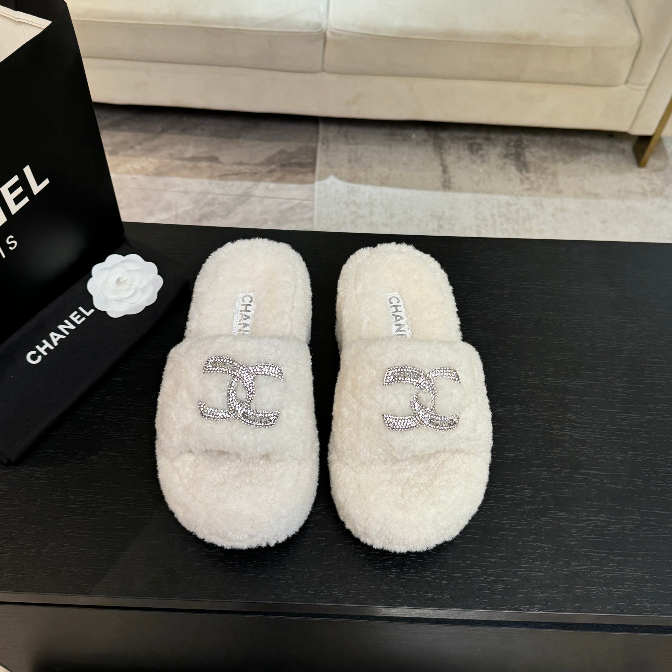 NO:630796,Purchasing agent Chanel classic double C furry slippers!  This fur slipper is so cute~ The soft and fluffy fur is comfortable and warm for the feet! It increases the height and makes the legs longer! It is casual and lazy with socks in autumn and winter. The upper feet are really beautiful and fashionable! So beautiful and beautiful! Imported teddy fur feels delicate, soft and silky, rubber outsole Size#35-39 (40 made to order, non-refundable), furry shoes and slippers, chanel, slippers, socks19860909代购级 Chanel 经典 双C毛毛拖鞋！这款毛拖真的是真太可爱了～ 柔软蓬松的毛毛,舒服暖脚! 增高显腿长! 秋冬搭配袜子休闲又慵懒 上脚真的好看又时髦!美腻美爆了! 进口泰迪毛 手感细腻柔软丝滑 橡胶大底 Size#35-39（40 订做不退换）,毛毛鞋拖鞋,chanel,slippers,socks,Women's Shoes