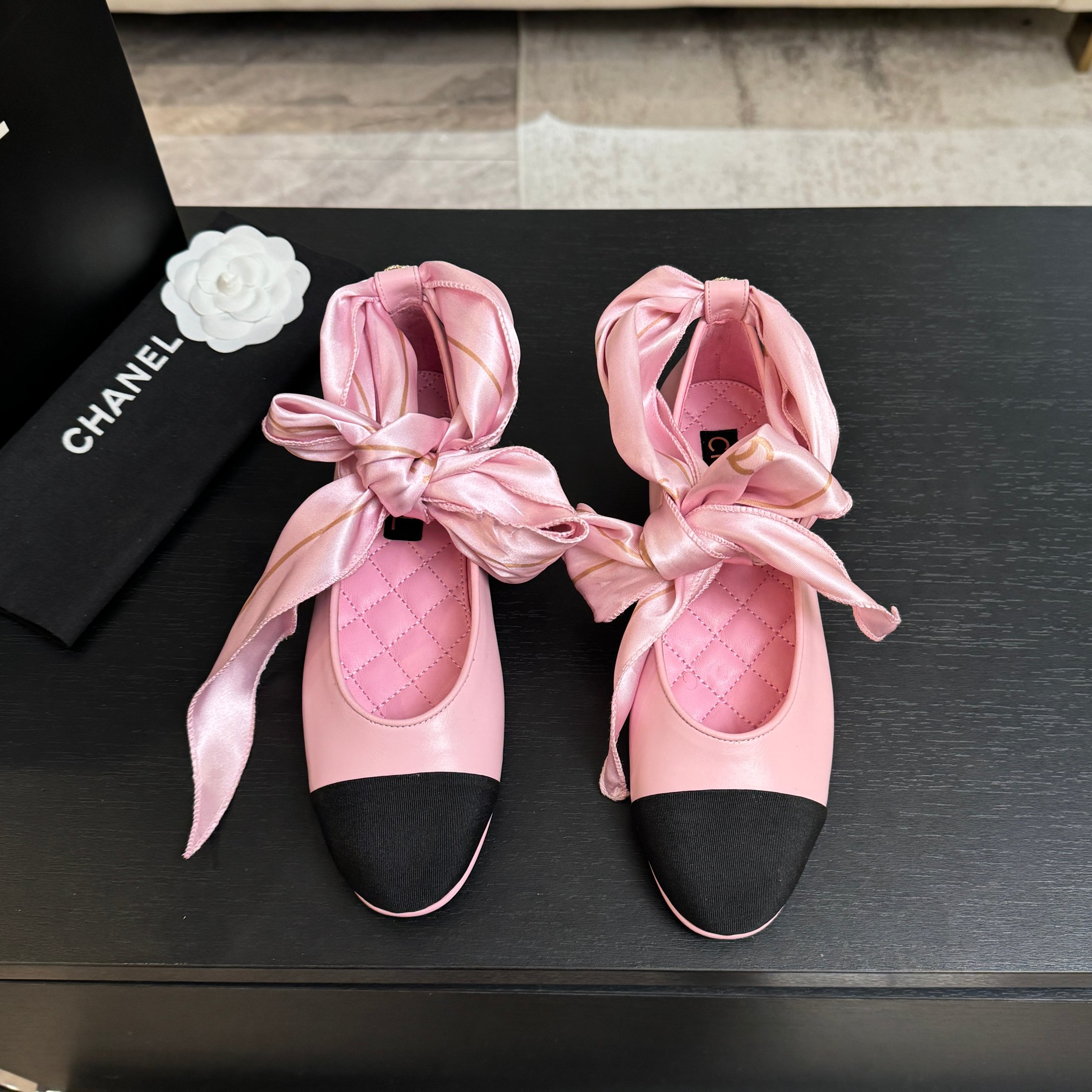 NO:630793,CHANE*｜Xiaoxiang 26C new double C ribbon flat-soled Mary Jane shoes hide the dual charm of girliness and elegance. The ribbon design breaks the classic boundaries and is embellished with two elements. It is low-key and luxurious. The satin-textured ribbon is smooth and close to the skin. The strap design continues the retro gene. The round toe is suitable for all types of feet. It is slim and does not pinch the feet. It combines the brand's classic logo with the soft tone of spring and easily unlocks diverse styles such as retro French laziness.  From commuting suits to date dresses, they can combine retro romance and French elegance. Each step brings a lazy and refined aura. The fabric is made of original customized leather, the lining and toes are all sheepskin, and the Italian imported genuine leather outsole size35-39 (customized 40/41), single shoes, chanel, mary jane, skirts, business suit, sheepskin, Leather soles19860909CHANE*｜小香26C新品双C丝带平底 玛丽珍鞋 藏着少女感与优雅感的双重惊艳 以丝带设计打破经典边界 双元素点缀其间 低调又奢华. 丝缎质感丝带柔滑贴肤 绑带设计延续复古基因 圆头适配各类脚型 显瘦不夹脚, 融合品牌经典标识与春日柔和调性 轻松解锁复古法式慵懒等多元风格 从通勤西装到约会裙装 皆能揉合复古浪漫与法式贵气 每一步都自带慵懒精致气场. 面料采用原版定制皮料 内里踮脚均为羊皮 意大利进口真皮大底 size35-39（40/41定制）,单鞋,chanel,mary jane,skirts,business suit,sheepskin,Leather soles,Women's Shoes