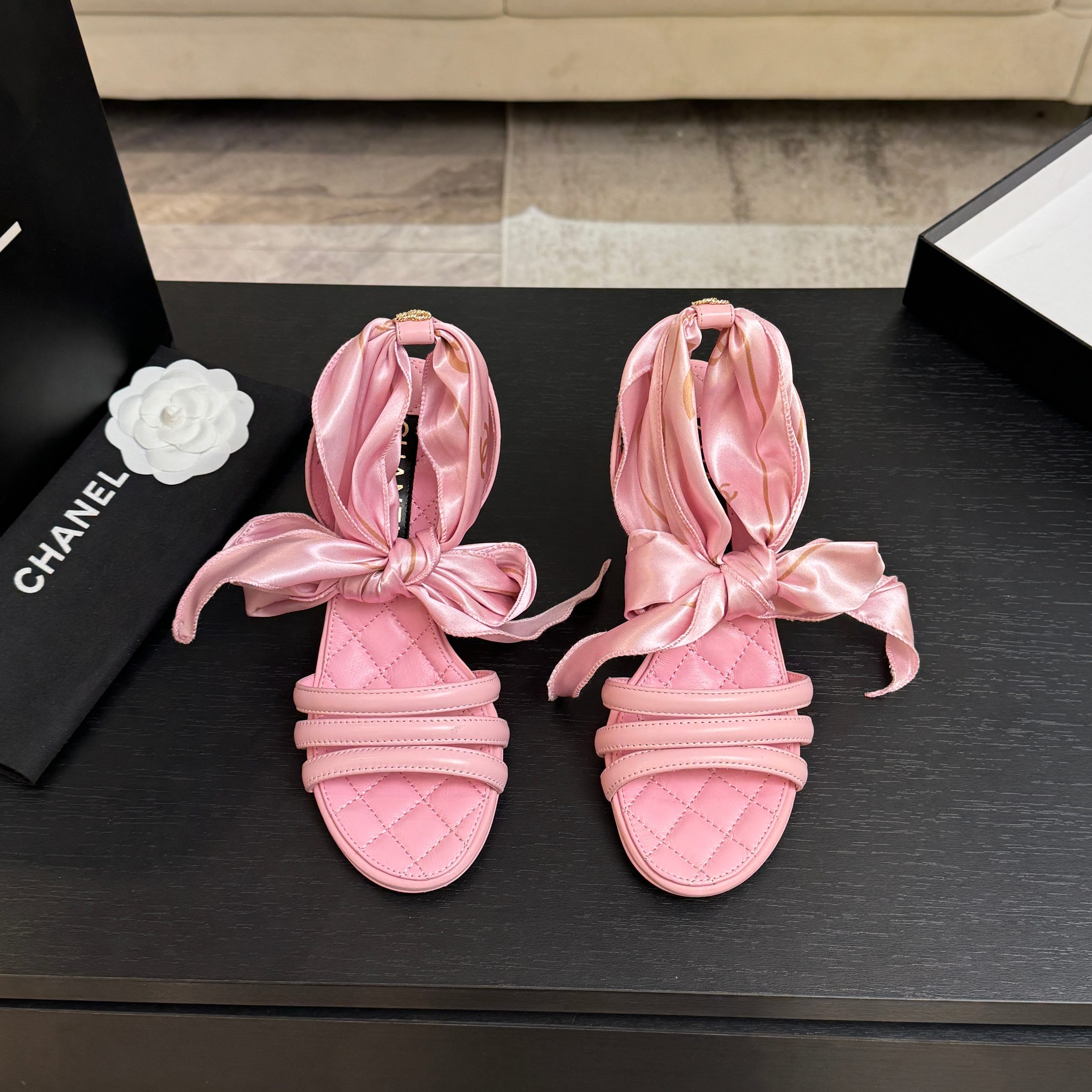 NO:630791,CHANE*｜Xiaoxiang 26C new product Double C Ribbon Thin Strap Sandals Series Hidden the double surprise of girlishness and elegance. Ribbon design breaks the classic boundaries. Double C elements are embellished between them. Low-key and luxurious. The satin-textured ribbon is smooth and close to the skin. The strap design continues the retro gene. Brand recognition is imprinted in the flow of light and shadow. It is low-key and releases the texture of a luxury brand without being ostentatious. The flat model focuses on relaxation and casualness. The mid-heeled model combines elegance and comfort.  The high-heeled model enhances the aura and style. It can be sweet or cool or elegant. It is amazing. It is a pioneering item in the early spring trend and continues the classic aesthetics of Chanel. It hides lazy elegance in every step and easily unlocks the diverse outfit possibilities of spring. It interprets the exquisite and relaxed dressing philosophy of French early spring. The fabric is made of original customized sheepskin, and the lining of the tiptoe is all sheepskin. The genuine leather outsole imported from Italy.  size35-39 (customized 40/41), high heels sandals, chanel, chanel, sandals, high heels, sheepskin, Leather soles19860909CHANE*｜小香26C新品双C丝带 细带凉鞋系列 藏着少女感与优雅感的双重惊艳 以丝带设计打破经典边界 双C元素点缀其间 低调又奢华. 丝缎质感丝带柔滑贴肤 绑带设计延续复古基因 光影流转间烙刻品牌辨识度 低调释放奢牌质感不张扬. 平底款主打松弛随性 中跟款兼顾优雅与舒适 高跟款拔高气场格调 可甜可酷可优雅 太绝了 既是早春潮流先锋单品 亦延续香奈儿经典美学 让每一步行走都藏着慵懒奢雅 轻松解锁春日多元穿搭可能 诠释法式早春的精致松弛穿搭哲学. 面料采用原版定制羊皮 内里踮脚均为羊皮 意大利进口真皮大底 size35-39（40/41定制）,高跟鞋凉鞋,chanel,chanel,sandals,high heels,sheepskin,Leather soles,Women's Shoes