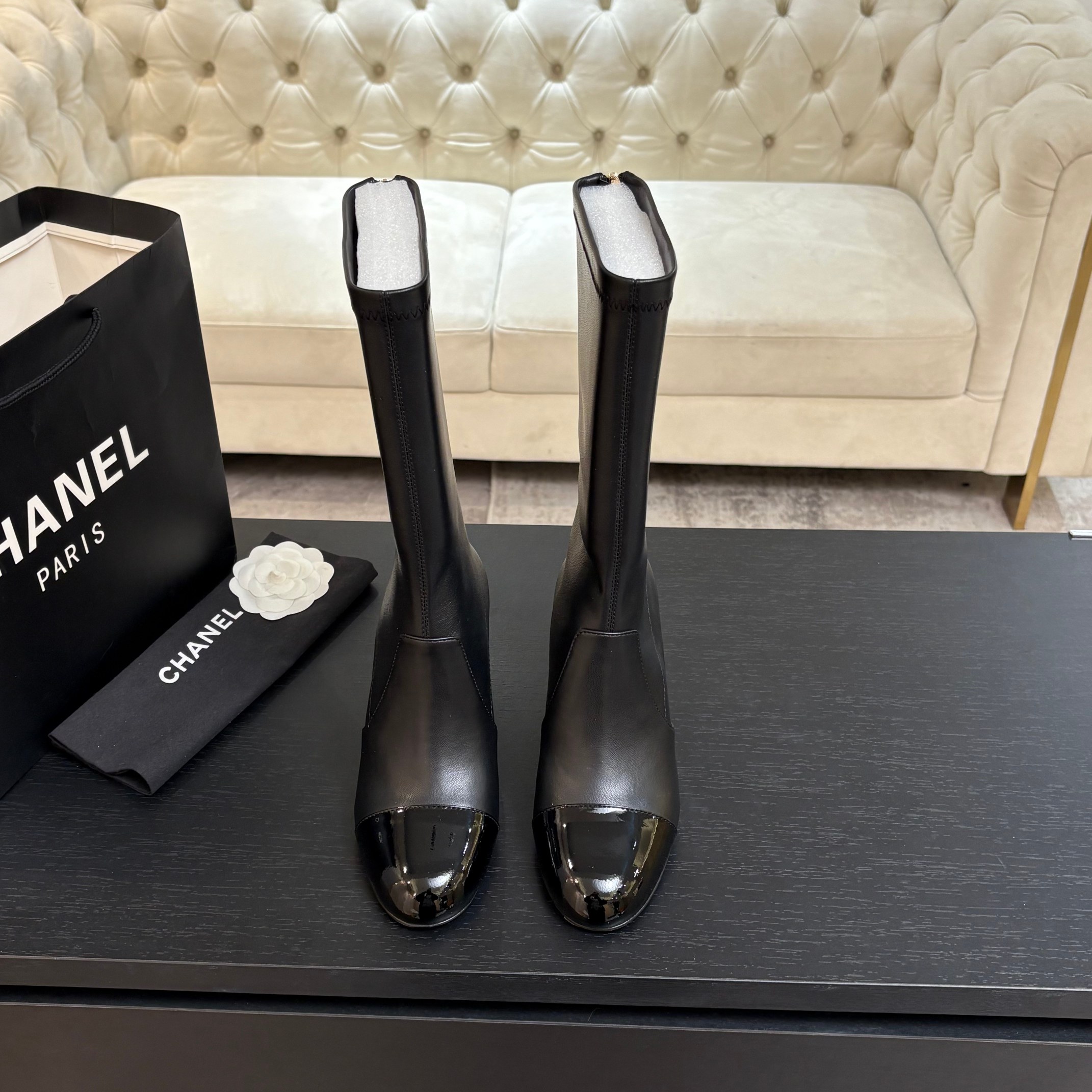 NO:630783,Purchasing agent Chanel Xiaoxiang 25ss new autumn and winter style round toe zipper ball heel short boots. This thick sole has a high export rate in European and American street photography. It is also very popular on Instagram. I adjusted the shoe last for a month. The overall smoothness of the lines remains consistent with the original version. It is really charming. I believe that women with taste will fall in love with it. The CHANE*L series will never disappoint. It is a weapon for goddesses...  Fabric: Imported sheepskin/Imported suede/Imported fetal cow patent leather Lining: Imported sheepskin Foot pads: Imported cowhide Outsole: Italian imported genuine leather outsole Size#35-39 (40 41 custom-made, non-returnable) Heel height: 6.5, boots, single shoes, chanel, boots, cowhide, sheepskin, chamois leather, Leather soles19860909代购级 Chanel 小香 25ss 秋冬新款 圆头拉链圆球跟短靴 这款厚底在欧美街拍中出境率超高,ins也是火了一把,调鞋楦都调了一个月 整体线条流畅性保持跟原版一致,真的太有魅力了,我相信有品味的女人会看上它,CHANE*L系列一向不会令人失望,女神的利器…… 面料:进口绵羊皮/进口麂皮/进口胎牛漆皮 内里:进口羊皮 垫脚:进口牛皮 大底:意大利进口真皮大底 Size#35-39（40 41订做不退换） 跟高:6.5,靴子单鞋,chanel,boots,cowhide,sheepskin,chamois leather,Leather soles,Women's Shoes