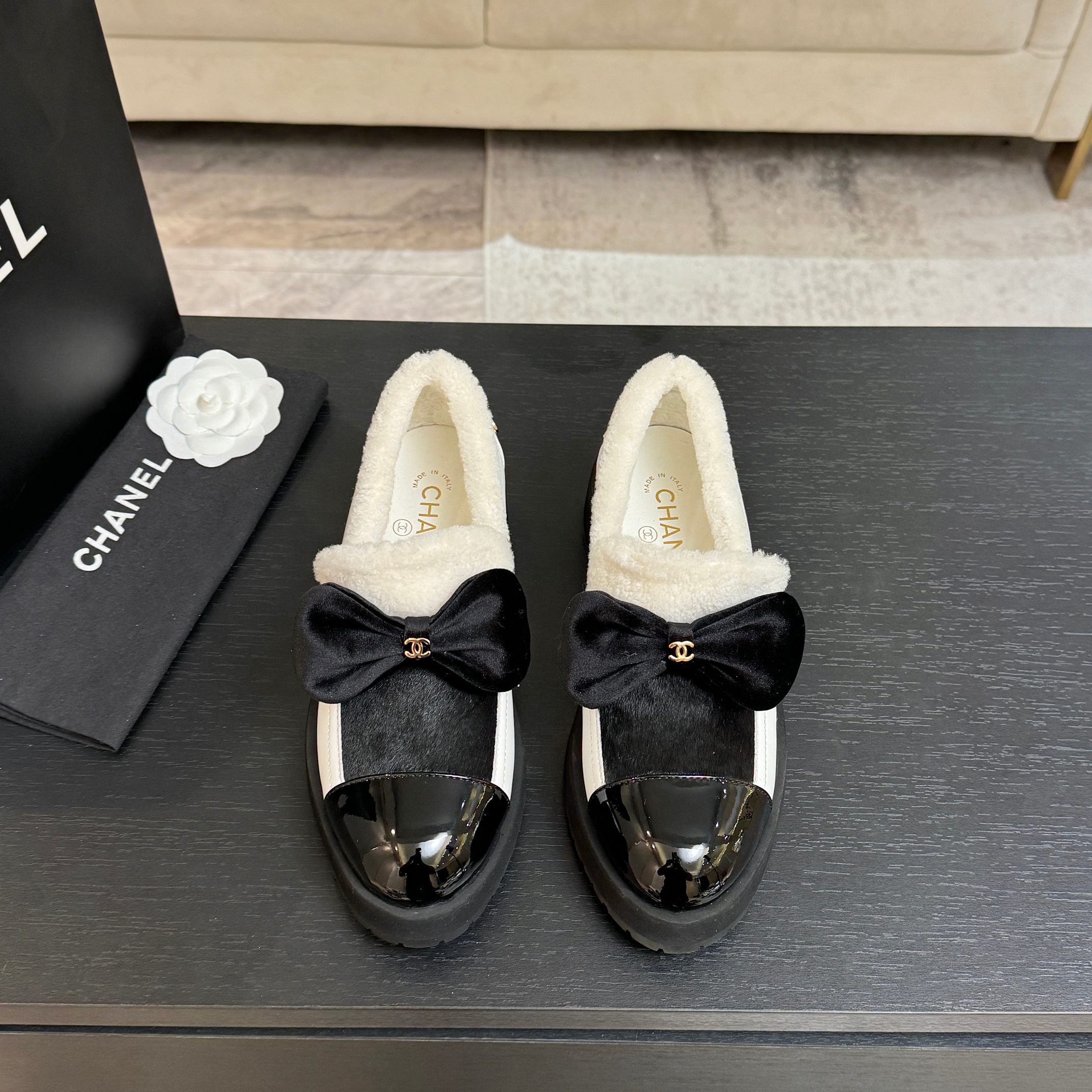 NO:649590,CHANE*｜Xiaoxiang 25N Coco Neige Double C Bow color-blocked thick-soled snow boots. When the first snow in St. Moritz meets Parisian style, these snow boots have become a fashion footnote in winter. The brand's iconic double C is intertwined with smart bows, hiding classic genes in every detail. The color-blocking design collides with the visual dialogue between snowy mountains and the city, replicating the fusion aesthetic of sports and luxury described by Karl Lagerfeld.  The thick-soled design hides a hidden thought. It not only continues the retro trend, but also quietly lengthens the leg lines, giving you long legs in an instant. From the ski resort to the streets, it can not only match the casualness of the down jacket, but also echo the elegance of the knitted skirt. This snow boot is not only a cold-proof item, but also a concrete expression of the boldness and elegance of Xiaoxiang women, allowing winter to light up every ice and snow scene with iconic aesthetics. The fabric is made of original custom-made sheepskin splicing wool, and the inner toes are all sheepskin.  Original molded custom anti-slip outsole size 35-39 (customized 40/41), furry shoes, chanel, boots, skirts, down jacket, sheepskin19860909CHANE*｜小香25N Coco Neige双C 蝴蝶结拼色厚底雪地靴单鞋 当圣莫里茨的初雪邂逅巴黎格调 这款雪地靴便成了冬日的时尚注脚 品牌标志性双C与灵动蝴蝶结交织 将经典基因藏进每一处细节 拼色设计碰撞出雪山与都市的视觉对话 复刻卡尔·拉格斐笔下运动与奢华的融合美学 . 厚底设计暗藏心机 既延续复古风潮 又悄然拉长腿部线条 让你瞬间拥有大长腿 从滑雪场到街头巷尾 既能适配羽绒服的随性 也能呼应针织裙的优雅. 这款雪地靴不只是御寒单品 更是小香女性大胆与优雅的具象表达 让冬日以标志性美学点亮每片冰雪场景. 面料采用原版定制羊皮拼接羊毛 内里踮脚均为羊皮 原版开模定制防滑大底 size35-39（40/41定制）,毛毛鞋,chanel,boots,skirts,down jacket,sheepskin,Women's Shoes