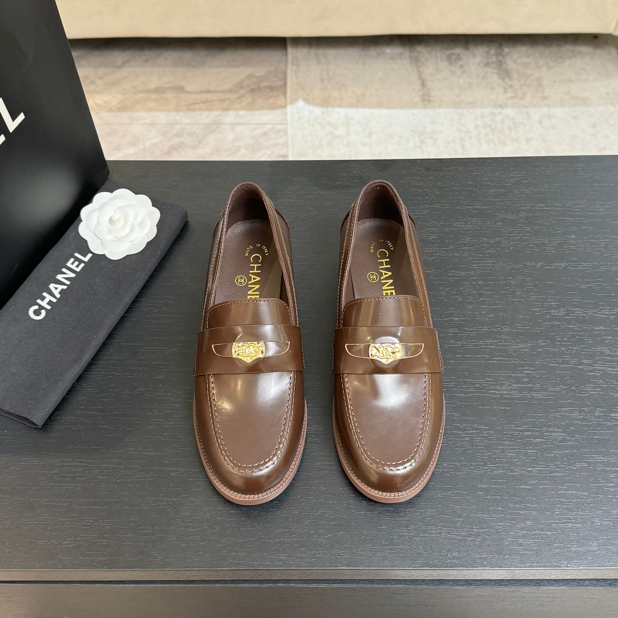 NO:669694,Loafers CHANE*｜Xiaoxiang's classic double-C chain mules and half-slipper loafers interpret French elegance with a design language that spans time and space. The iconic double-C emblem intertwined with the exquisite chain is not only a low-key expression of the brand's genes, but also a silent confession of luxurious texture. The slip-on design unlocks and is easy to put on and take off. The low-heeled arc combines comfort and style. It can be seamlessly adapted to daily commuting suit pants, jeans or date skirts.  Every step is at the balance point between classic and modern, letting the sense of relaxation and high-end coexist, becoming the eternal taste hidden in shoes. The fabric is made of original customized calfskin, the lining and toes are all silk sheepskin, Italian imported leather outsole size35-39 (customized 40/41), loafers, chanel, loafers, skirts, jeans, business suit, cowhide, sheepskin, Leather soles19860909乐福鞋 CHANE*｜小香经典双C链条穆勒 半拖乐福鞋 以跨越时空的设计语言诠释法式优雅. 标志性双C徽记与精致链条交织 既是品牌基因的低调彰显 亦是奢华质感的无声告白. 一脚蹬设计解锁便捷穿脱 低跟弧度兼顾舒适与格调 无论是日常通勤西装裤 牛仔裤还是约会裙装 都能无缝适配. 每一步都踏在经典与现代的平衡点上 让松弛感与高级感并存 成为藏在鞋履里的永恒品味. 面料采用原版定制小牛皮 内里踮脚均为丝绸羊皮 意大利进口真皮大底 size35-39（40/41定制）,乐福鞋,chanel,loafers,skirts,jeans,business suit,cowhide,sheepskin,Leather soles,Women's Shoes