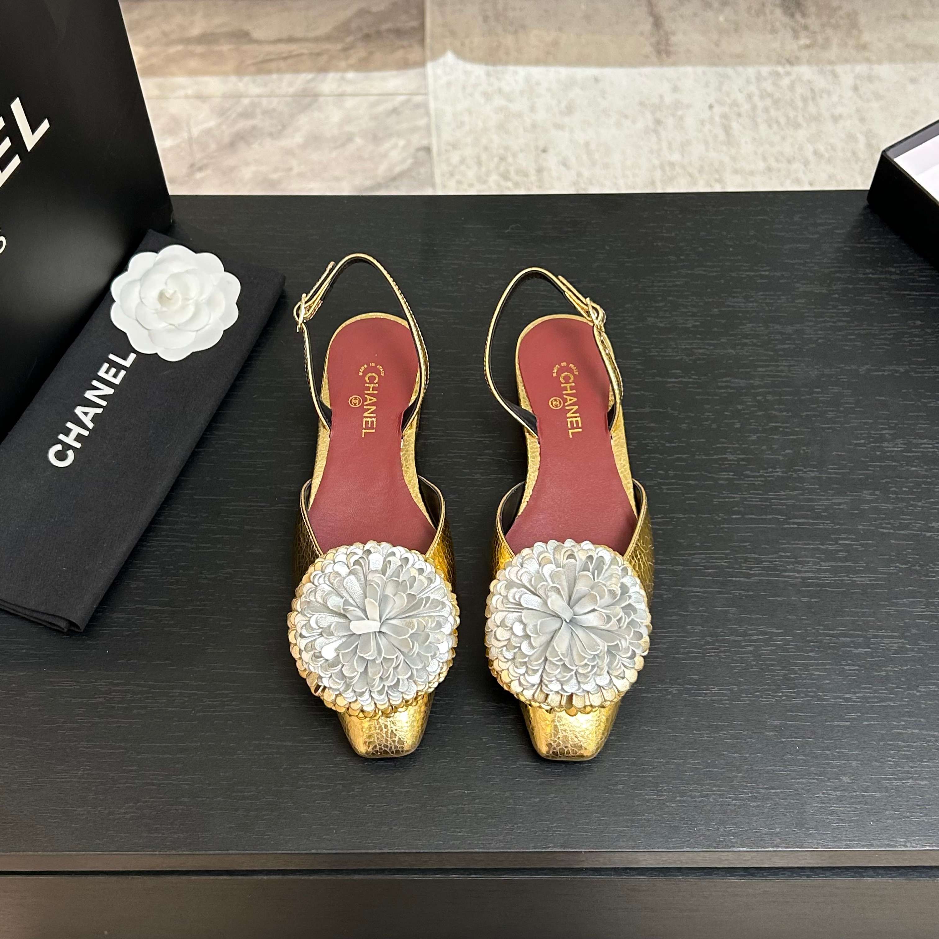 NO:696254,CHANE*｜Xiaoxiang 25A new early spring product Camellia Mary Jane shoes This season’s Camellia series is really beautiful. Grandma Xiang’s family has always had the elegant and ladylike temperament, full of high-end sense!  It’s very nice on the feet~ Whether worn barefoot or paired with skirts or trousers, it’s very versatile!  Incomparably beautiful!  Particularly fairy-like, with a girlish feel. The upper is made of original customized leather. The lining is mixed sheepskin. Italian A-grade genuine leather outsole. Size 35-39 (customized 40/41), sandals, chanel, sandals, mary jane, skirts, sheepskin, Leather soles.19860909CHANE*｜小香25A早春新品 山茶花玛丽珍单鞋 这一季山茶花系列真的超美 香奶奶家一贯的优雅名媛气质 高级感十足！上脚非常nice～ 不管光脚穿或搭配裙装、裤装、 都非常百搭！无敌美！特别仙 少女感爆棚 鞋面采用原版定制皮料 内里垫脚混种羊皮 意大利A级真皮大底 Size35-39（40/41定制）,凉鞋单鞋,chanel,sandals,mary jane,skirts,sheepskin,Leather soles,Women's Shoes