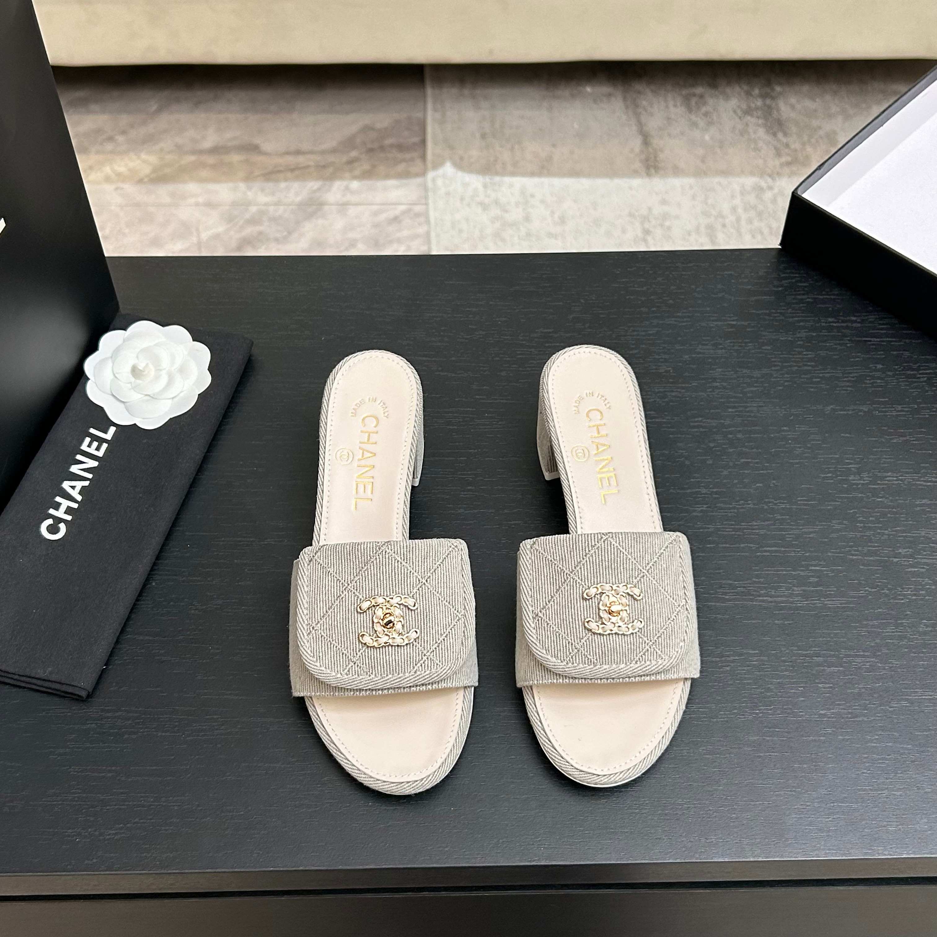 NO:725379,26Fw spring and summer new Chanel Xiaoxiang chain double C letter buckle one-word slippers classic school bag buckle high-heeled slippers rhombus denim surface thick-heeled slippers. Versatile slippers that you will not get tired of. A super classic style that is casual with exquisiteness and a sure temperament. This spring and summer is a beautiful extra point treasure!  Customized washed denim for the upper, sheepskin lining for the feet, high flat/thick heel 5cm, Italian genuine leather outsole, size 35-39 (40.41.42 custom made, non-refundable), slippers, chanel, slippers, sheepskin, Leather soles1986090926Fw春夏新款Chanel小香链条双C字母扣一字拖鞋经典书包扣高跟拖鞋菱格牛仔布面粗跟凉拖鞋 穿不腻的百搭凉拖 超经典的一款 休闲中带着精致 气质拿捏稳妥 今年春夏绝美加分宝藏！ 鞋面定制水洗牛仔布 内里垫脚羊皮 高跟平底/粗跟5cm 鞋底意大利真皮大底 码数35-39（40.41.42定做不退换）,拖鞋,chanel,slippers,sheepskin,Leather soles,Women's Shoes