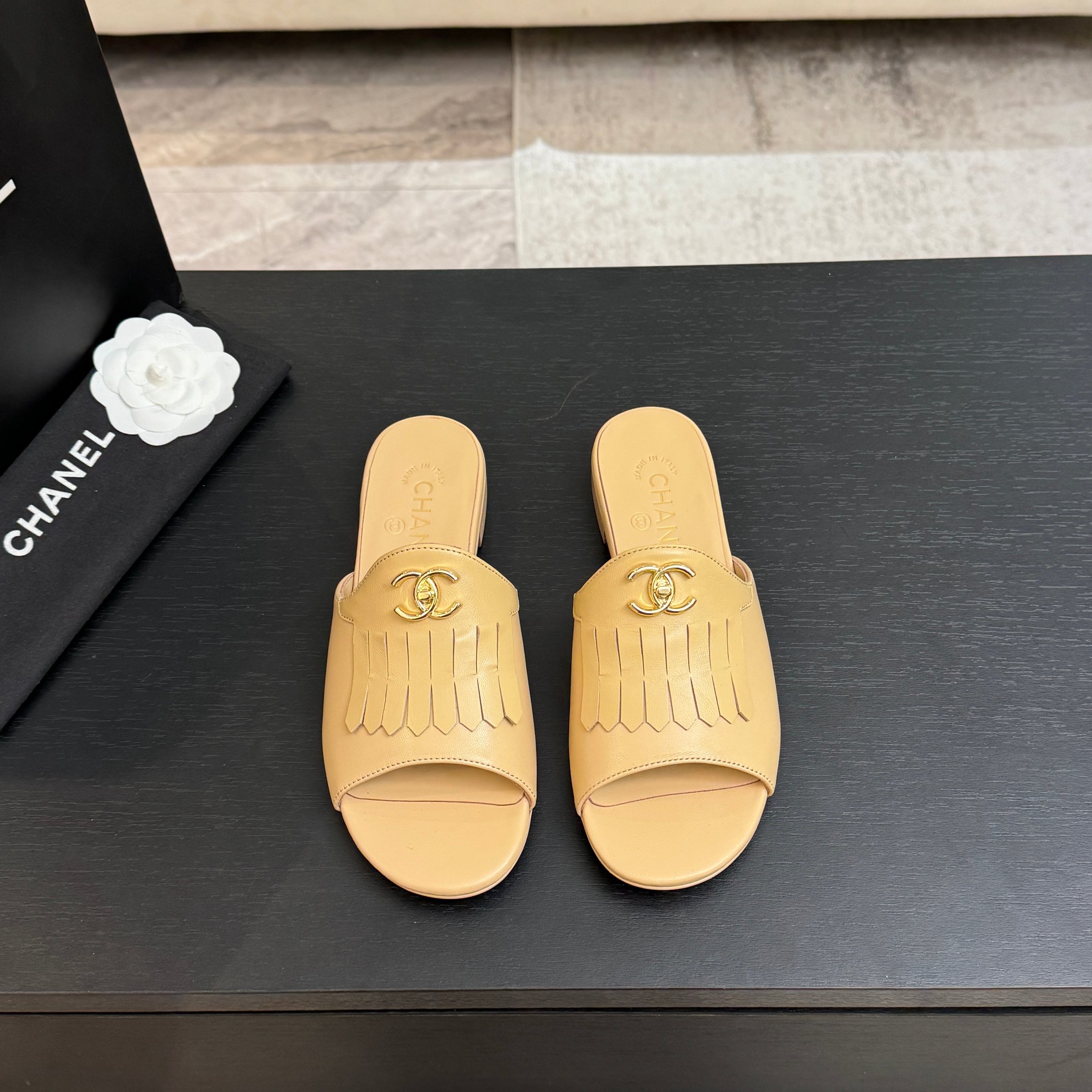 NO:725381,26Fw spring and summer new model Chanel Xiaoxiang classic double C buckle tassel one-word slippers hardware buckle high heel thick heel sandal slippers. It combines retro elegance and smart laziness just right. The classic rhombus leather is delicate and soft, and the iconic metal school bag buckle is neatly decorated with smart tassels. It sways lightly when walking, with a high-end casual rhythm. The double C logo hides the luxurious background, and the retro metal texture and gentle tassels collide, combining strength and softness.  The slip-on style is relaxed and comfortable. It can be easily used for daily street trips and leisure vacations. It is romantic with skirts and casual with trousers, and you can wear French high-end style effortlessly. Sheepskin upper, sheepskin lining, high flat/thick heel 7cm, Italian genuine leather outsole  Size 35-39 (40.41.42 customized, non-refundable), slippers, chanel, slippers, skirts, sheepskin, Leather soles1986090926Fw春夏新款Chanel 小香经典双C扣流苏一字拖鞋五金扣高跟粗跟凉拖鞋 把复古贵气与灵动慵懒揉得恰到好处,经典菱格皮质细腻柔软,标志性金属书包扣利落点睛 缀以灵动流苏 行走间轻晃摇曳,自带高级随性韵律.双C标识暗藏奢雅底蕴,复古金属质感与温柔流苏碰撞,刚柔并济 一脚蹬版型松弛自在 日常出街、休闲度假都能轻松驾驭,搭配裙装浪漫、配裤装率性,不费力便穿出法式高阶格调. 鞋面羊皮 内里垫脚羊皮 跟高平底/粗跟7cm 鞋底意大利真皮大底 码数35-39（40.41.42定做不退换）,拖鞋,chanel,slippers,skirts,sheepskin,Leather soles,Women's Shoes