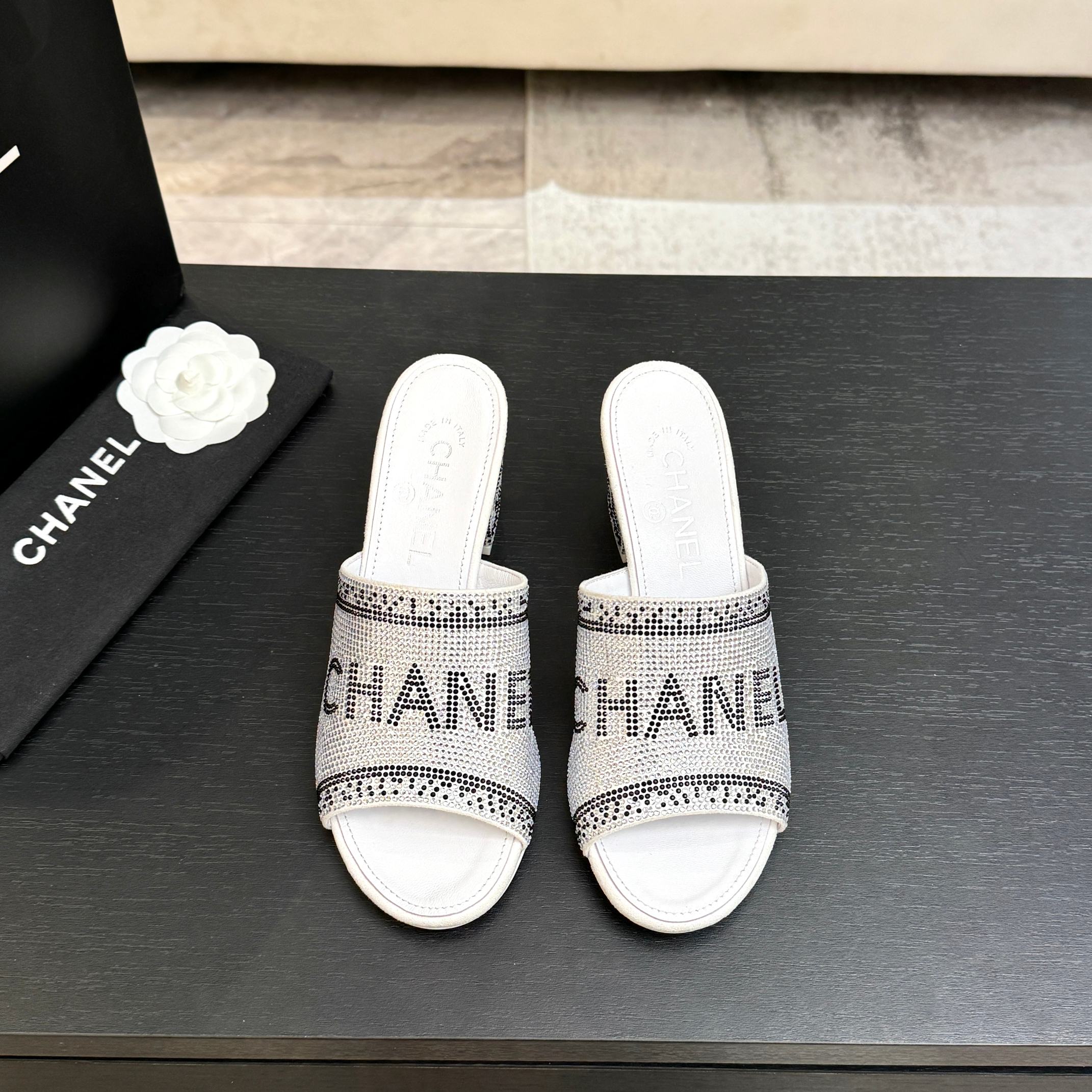 NO:725383,26Fw spring and summer new style Chanel Xiaoxiang classic double C letter rhinestone slippers. Hot-drilled upper thick heel high-heeled slippers. These are probably the legendary princess's crystal slippers. The bright rhinestones are hand-inlaid with the double C logo. The light and shadow flow show a noble aura. The hot-drilled bingbing is full of diamonds and is particularly shiny. It is made with heavy work and is not easy to drop.  , the sexy temperament of a celebrity is versatile, and the high-end texture that you will fall in love with at a glance. The soft sheepskin is selected to be skin-friendly and breathable, and the slip-on design perfectly balances laziness and sophistication. The upper is custom-made cashmere leather with rhinestones. The lining is sheepskin. High-heeled flat sole/thick heel. 7cm sole. Italian genuine leather outsole.  Size 35-39 (40.41.42 customized, non-refundable), slippers, chanel, slippers, sheepskin, Leather soles1986090926Fw春夏新款Chanel小香经典双C字母水钻拖鞋烫钻鞋面粗跟高跟拖鞋 这大概就是传说中公主的水晶鞋吧,璀璨水钻手工镶嵌双C标识,光影流转间尽显矜贵气场 烫钻bingbing满钻特别闪,重工打造不易掉钻 ,名媛性感气质百搭,一眼沦陷的高定质感.精选柔软羊皮亲肤透气,一脚蹬设计 慵懒与精致完美平衡. 鞋面定制羊绒皮烫钻 内里垫脚羊皮 高跟平底/粗跟 7cm 鞋底意大利真皮大底 码数35-39（40.41.42定做不退换）,拖鞋,chanel,slippers,sheepskin,Leather soles,Women's Shoes