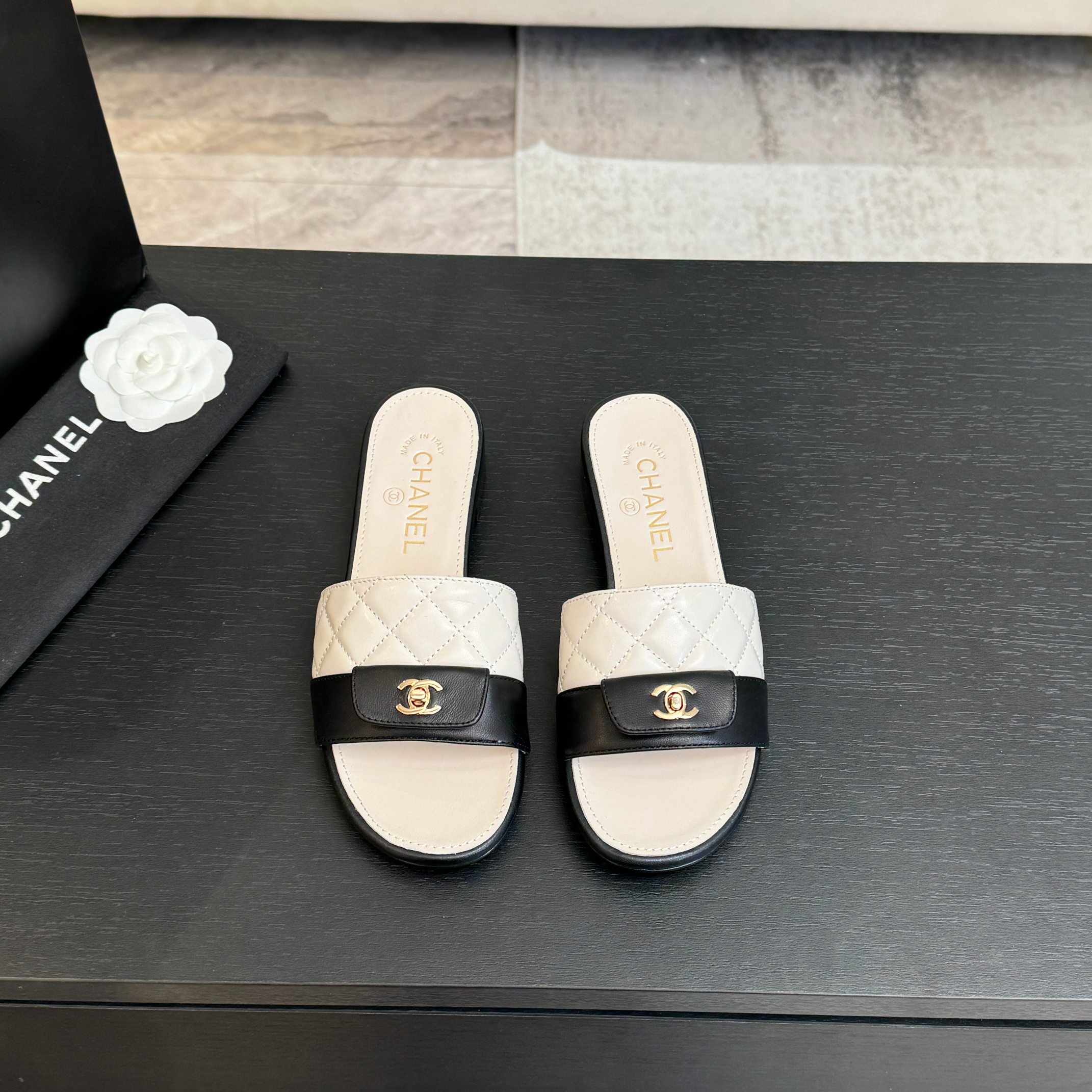 NO:725386,26Fw new spring and summer Chanel small fragrant rhombus double C letter buckle one-line slippers, classic school bag buckle slippers rhombus flat sandals, versatile sandals that you don’t get tired of, a super classic style, casual with exquisiteness, and a sure temperament. This spring and summer is a beautiful extra point treasure!  Sheepskin upper, sheepskin lining, high heels and flat soles, Italian genuine leather outsole, size 35-39 (40.41.42 custom-made, non-returnable), slippers, chanel, slippers, sheepskin, Leather soles1986090926Fw春夏新款Chanel小香菱格双C字母扣一字拖鞋经典书包扣拖鞋菱格平底凉拖鞋 穿不腻的百搭凉拖 超经典的一款 休闲中带着精致 气质拿捏稳妥 今年春夏绝美加分宝藏！ 鞋面羊皮 内里垫脚羊皮 高跟平底 鞋底意大利真皮大底 码数35-39（40.41.42定做不退换）,拖鞋,chanel,slippers,sheepskin,Leather soles,Women's Shoes