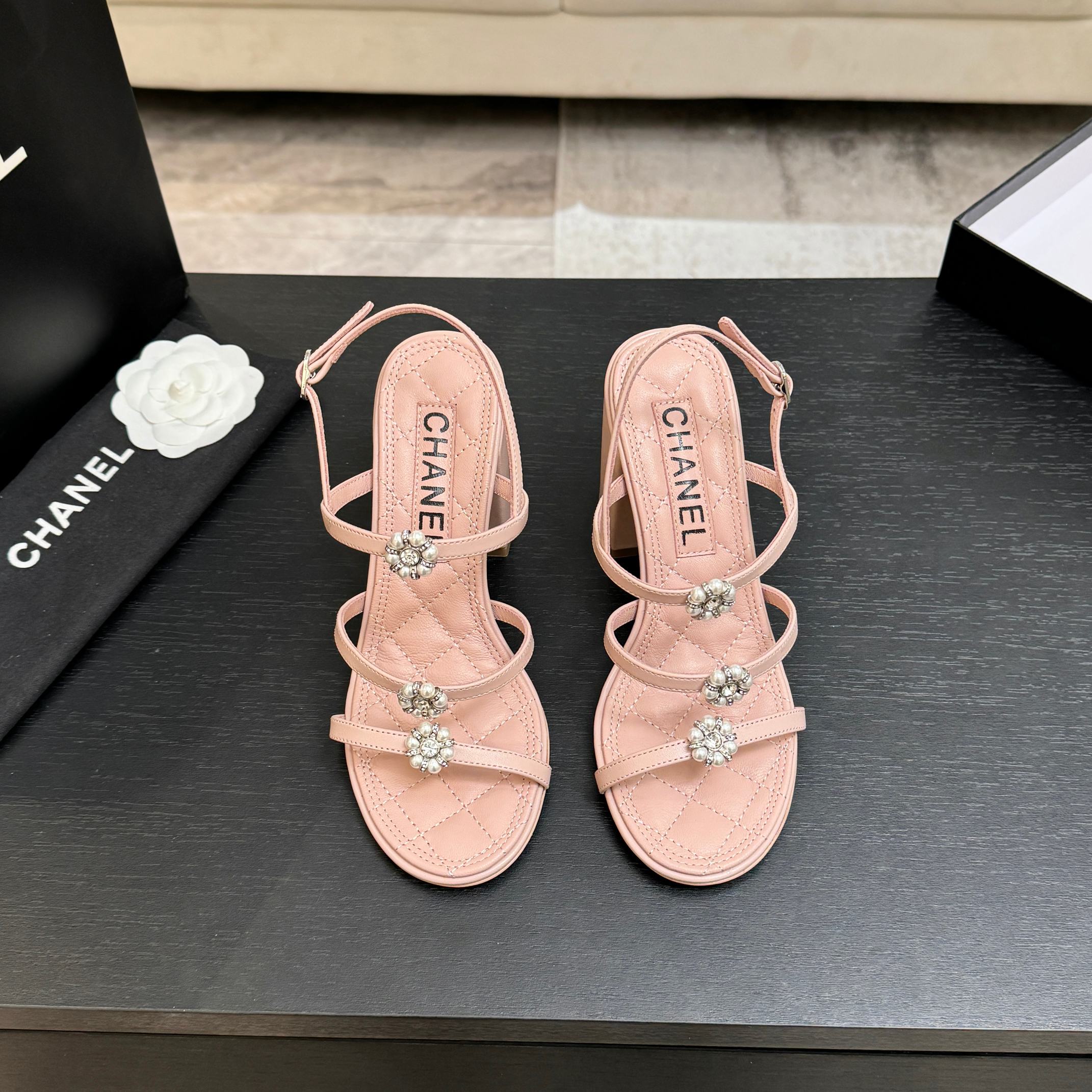 샤넬 까멜리아 진주 램스킨 하이힐 샌들 레플리카 42154