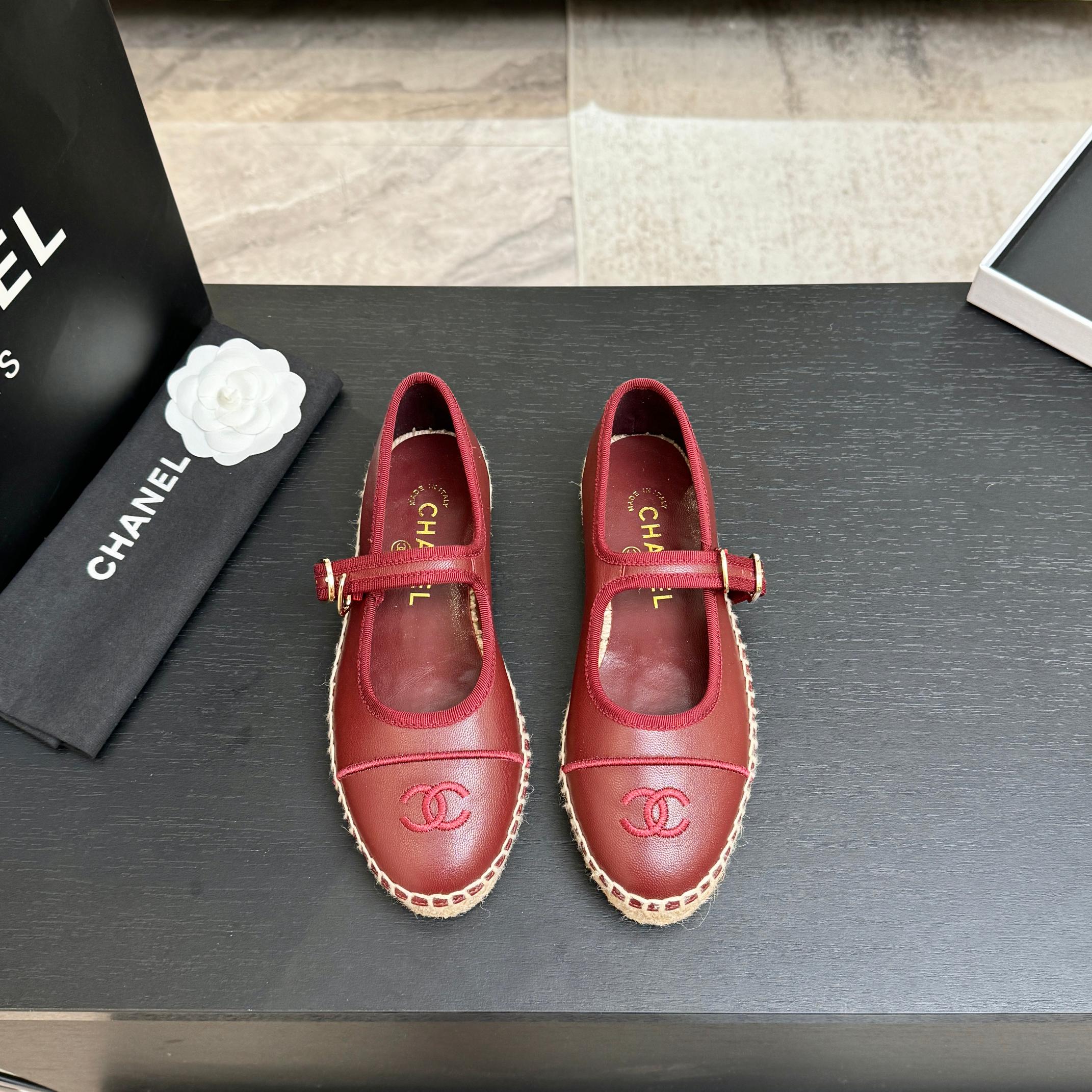 NO:887166,CHANE*｜Xiao Xiang’s 25K new product Mary Jane Fisherman Shoes Classic electric embroidered toe flat shoes This shoe kicks off the spring and summer with neat tailoring. The color matching design collides with fresh inspiration. The hollow version allows the skin to embrace the breeze freely. Every step is light and rhythmic. The wide anklet between the ankles is the finishing touch. The fisherman sole charm trembles with each step, continuing Xiao Xiang’s original intention of becoming a feminine element with buckles.  Breaking the boundary between luxury and daily life, so that sophistication does not need to be exaggerated. The double C logo and ribbon accessories complement each other, which is a direct expression of the brand spirit. The latter, as a symbol of purity and independence, hides the romantic origins between the founder and his beloved. The flat design is both elegant and practical, interpreting Xiaoxiang's design philosophy of 'fashion and comfort coexist'. Whether it is paired with straight jeans for casual daily use or a floral dress for a date and vacation, it can balance high-end and relaxation.  Let the classic elements breathe new life into your steps. The fabric is made of original customized sheepskin. The inner toes are made of silk sheepskin. The outsole of Italian imported fisherman shoes size35-39 (customized 40/41), single shoes, chanel, mary jane, espadrilles, skirts, jeans, sheepskin19860909CHANE*｜小香25K新品玛丽珍渔夫单鞋 经典电绣鞋头平底单鞋 这款单鞋以利落剪裁开启春夏序章. 拼色设计碰撞出鲜活灵感 中空版型让肌肤与微风自在相拥 每一步都踩着轻盈韵律 . 脚踝间的宽幅脚环是点睛之笔 渔夫底串饰随步履轻颤 延续着小香扣饰成为柔美元素的初心 打破华贵与日常的边界 让精致无需浮夸. 双C标识与丝带饰件交相辉映 是品牌精神的直接表达 后者作为纯洁与独立的象征 藏着创始人与挚爱之间的浪漫溯源 平底设计兼顾优雅与实用 诠释小香'时尚与舒适共生'的设计哲学. 无论是搭配直筒牛仔裤演绎随性日常 还是适配碎花长裙赴约度假 它都能平衡高级与松弛, 让经典元素在步履间焕发新意. 面料采用原版定制羊皮 内里踮脚均为丝绸羊皮 意大利进口渔夫鞋大底 size35-39（40/41定制）,单鞋,chanel,mary jane,espadrilles,skirts,jeans,sheepskin,Women's Shoes