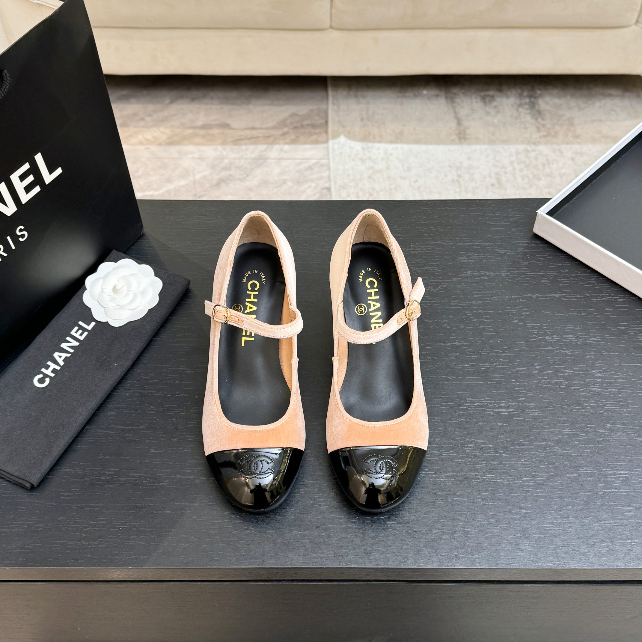 NO:887173,Chanel 26B new Mary Jane shoes!  This pair of shoes is so cute ~ Soft and fluffy velvet fabric, comfortable and warm feet! Increases height and lengthens legs! It is casual and lazy with socks in autumn and winter. The upper feet are really beautiful and fashionable! So beautiful! Imported velvet, delicate, soft and silky original Italian leather outsole Size35-39 (customized for 40/41), single shoes, chanel, mary jane, Leather soles, socks19860909Chanel 26B新款玛丽珍单鞋！ 这款单鞋真的是真太可爱了～ 柔软蓬松的丝绒面料,舒服暖脚! 增高显腿长! 秋冬搭配袜子休闲又慵懒 上脚真的好看又时髦!美腻美爆了! 进口丝绒,手感细腻柔软丝滑 原版意大利真皮大底 Size35-39（40/41定制）,单鞋,chanel,mary jane,Leather soles,socks,Women's Shoes