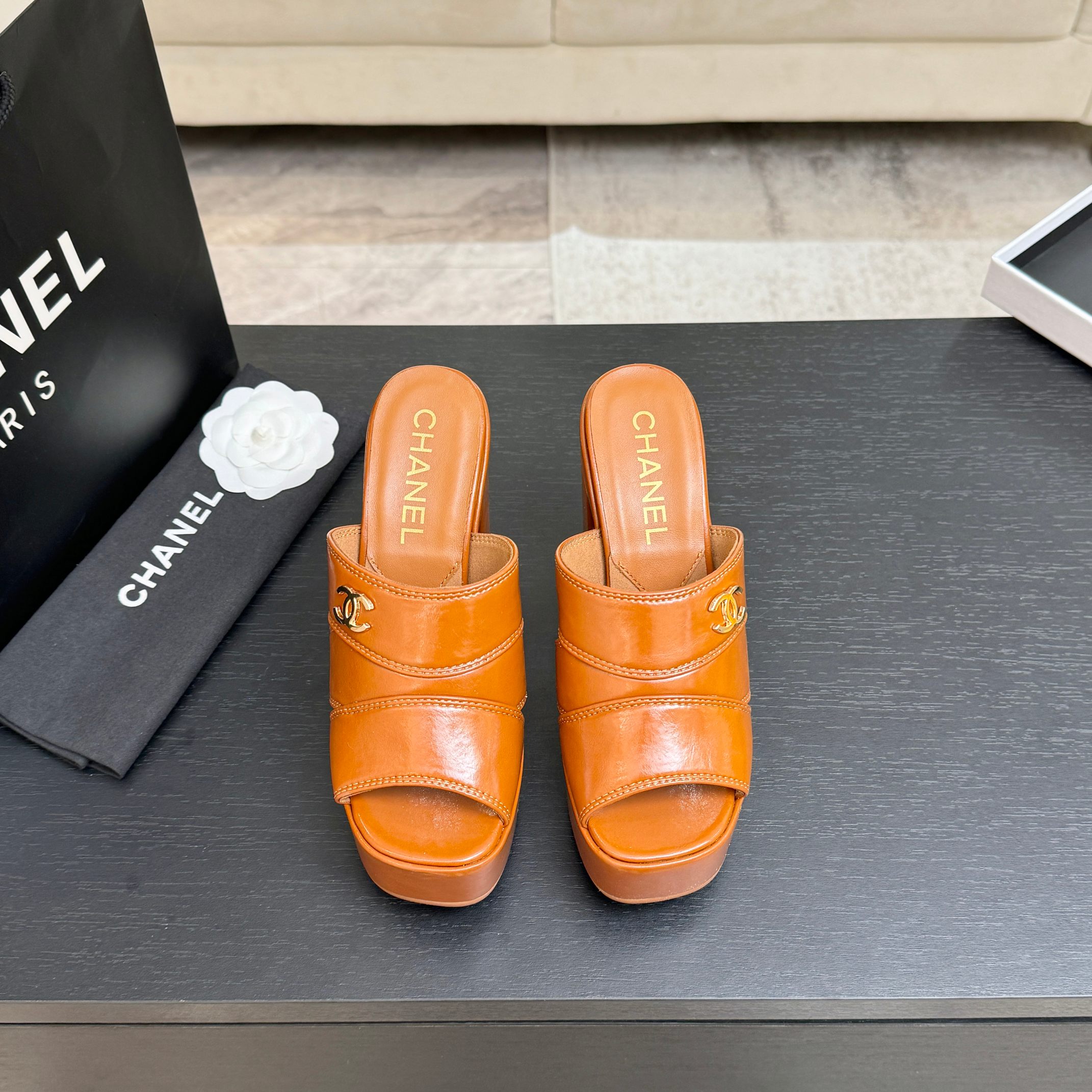 NO:887151,2026 spring and summer new fashion catwalk waterproof platform high-heeled sandals. Super comfortable high-heeled shoes. Feminine shoes must have a pair of high-heeled slippers. Cowhide upper, sheepskin lining. Heel height 12.5cm/water platform 4cm. Full set of original packaging. Number of yards: 35-41 (40 and 41 are customized and non-returnable), high-heeled shoes and slippers, sandals, high heels, slippers, cowhide, sheepskin198609092026春夏新款时装走秀防水台高跟凉鞋 超舒适的高跟鞋 女人味鞋子必须有一双高跟拖鞋 鞋面牛皮 内里羊皮 跟高12.5cm/水台4cm 包装全套原版包装 码数35-41（40、41定做不退换）,高跟鞋拖鞋,sandals,high heels,slippers,cowhide,sheepskin,Women's Shoes