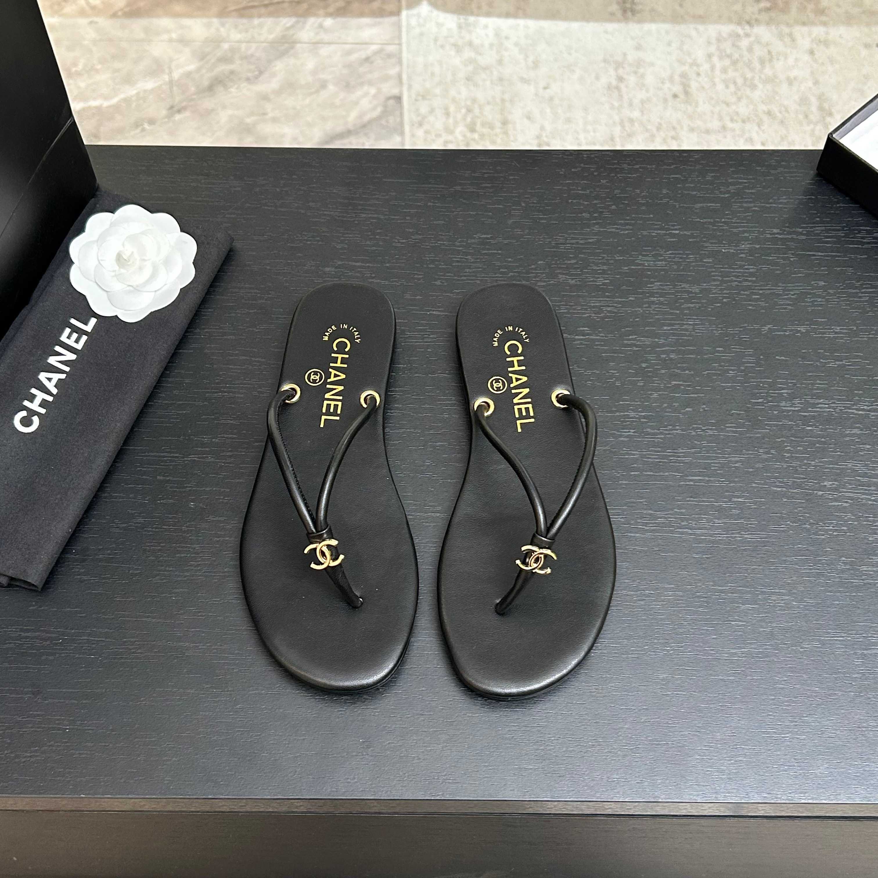 NO:789003,chane* 26ss Xiaoxiang's exclusive item flip-flops, purchasing agent grade 11111111 A popular choice for light luxury wear in summer. The exquisiteness of advanced customization is integrated into daily shoes. This sandal continues the brand's 'low-key luxury' design language and is suitable for various scenarios such as beach vacations and daily commuting. It comes in classic colors of metallic gold, silver, champagne, matte white and black gunmetal, and the upper is lambskin or metallic leather, with a delicate and soft texture.  Double C Logo on the toe, embossed hot stamping on the insole, highly recognizable, exquisite details. Flat-soled design, comfortable and not tiring, suitable for long walks. size35-41 (40 4142 custom-made, non-returnable), split-toe shoes, chanel, sheepskin19860909chane* 26ss小香独家单品夹脚凉拖 代购级 一一一一一一一一一 夏季轻奢穿搭的热门的选择 高级定制的精致感融入日常鞋履 这款凉拖延续了品牌“低调奢华”的设计语言,适合海边度假、日常通勤等多种场景. 金属感金色、银色、香槟色、哑光白色与黑色枪色经典配色,鞋面小羊皮或金属感皮革,质感细腻柔软. 夹脚处双C Logo,鞋垫压印烫金字样,辨识度极高,细节精致. 平底设计,上脚舒适不累脚,适合长时间行走. size35-41 (40 4142定做不退换),分趾鞋,chanel,sheepskin,Women's Shoes