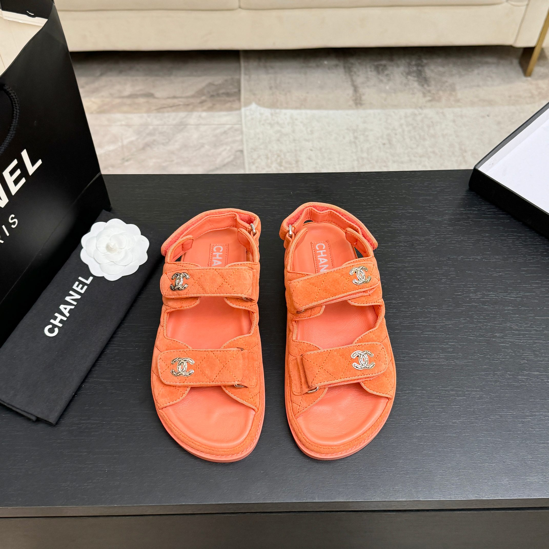 NO:887134,Genuine leather sole 30 Chanel 25 new Velcro sandal layout!  Top quality matching goods!  I have all the colors at home!  The uppers are made of imported fabrics, the foot pads are lined with sheepskin, and the original hardware buckles are all equipped with top-quality counter packaging!  Size: 35-39 (other sizes are not returnable or exchangeable), slippers and sandals, chanel, sandals, slippers, sheepskin19860909真皮底30 Chanel 25新魔术贴凉鞋版面！ 顶级对版货！ 所有的颜色我家都有！ 鞋面进口面料,垫脚内里羊皮,原版五金扣. 均配专柜顶级包装！ Size:35-39（其它码数定做不退换）,拖鞋凉鞋,chanel,sandals,slippers,sheepskin,Women's Shoes