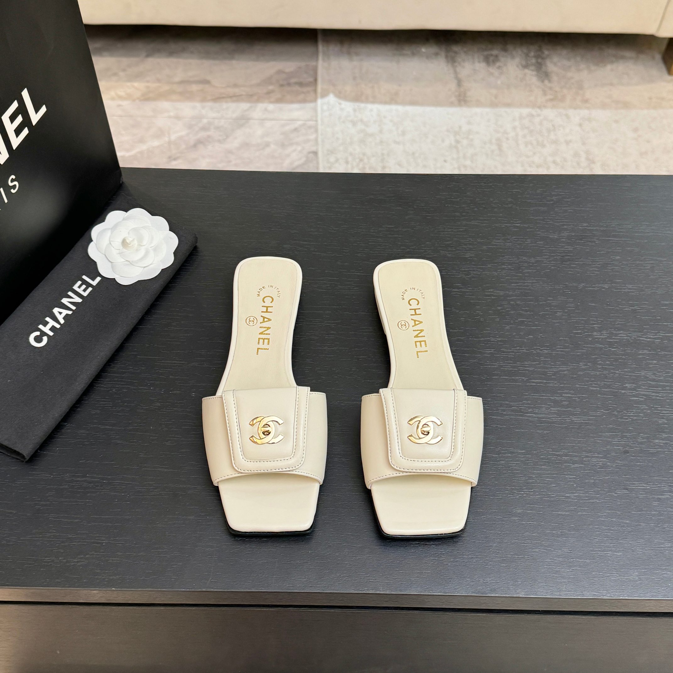 NO:789788,CHANE*｜Xiaoxiang 26C Double C School Bag Buckle Square Toe Slippers When the 26C series blends classic genes into daily relaxation, this pair of slippers has become a new footnote of French elegance. Classics are never rigid, but the heartbeat of replicating. Its soul is hidden in the iconic double C schoolbag buckle. It is a taste code that can be understood by those who know Xiaoxiang at a glance. The double-strap cut is more neat and modifies the foot shape. The square toe design is convenient and casual.  The elasticity can be adjusted freely according to the thickness of the instep. It collides with the modern simple double-strap shoe shape, blending retro feelings and contemporary aesthetics. It has the calm heritage of old money style without losing the modern accent of the younger generation. There is no hidden delicacy in raising your hands. It is a style partner that accompanies you through life scenes, and it is also a statement of confidence that makes every step shine easily. The fabric is made of original customized lambskin, and the lining of the toes is made of silk sheepskin. The genuine leather outsole imported from Italy  size35-39 (40/41 customized), slippers, chanel, slippers, sheepskin, Leather soles19860909CHANE*｜小香26C双C书包扣方头拖鞋 当26C系列将经典基因揉进日常松弛感 这双拖鞋便成了法式优雅的新注脚 经典从不是墨守成规 而是复刻的心动. 它的灵魂 藏在那枚标志性双C书包扣中 是懂小香的人一眼便能读懂的品味暗号. 双带剪裁更显利落修饰脚型 方头设计 便捷又随性 可根据脚背厚度自由调节松紧 与现代简约双带鞋型碰撞 让复古情怀与当代审美相融 既有老钱风的沉静底蕴 又不失年轻世代的摩登腔调 抬手间皆是藏不住的精致. 是陪伴你穿梭生活场景的风格伙伴 更是让每一步都轻松闪耀的自信宣言. 面料采用原版定制小羊皮 内里踮脚均为丝绸羊皮 意大利进口真皮大底 size35-39（40/41定制）,拖鞋,chanel,slippers,sheepskin,Leather soles,Women's Shoes