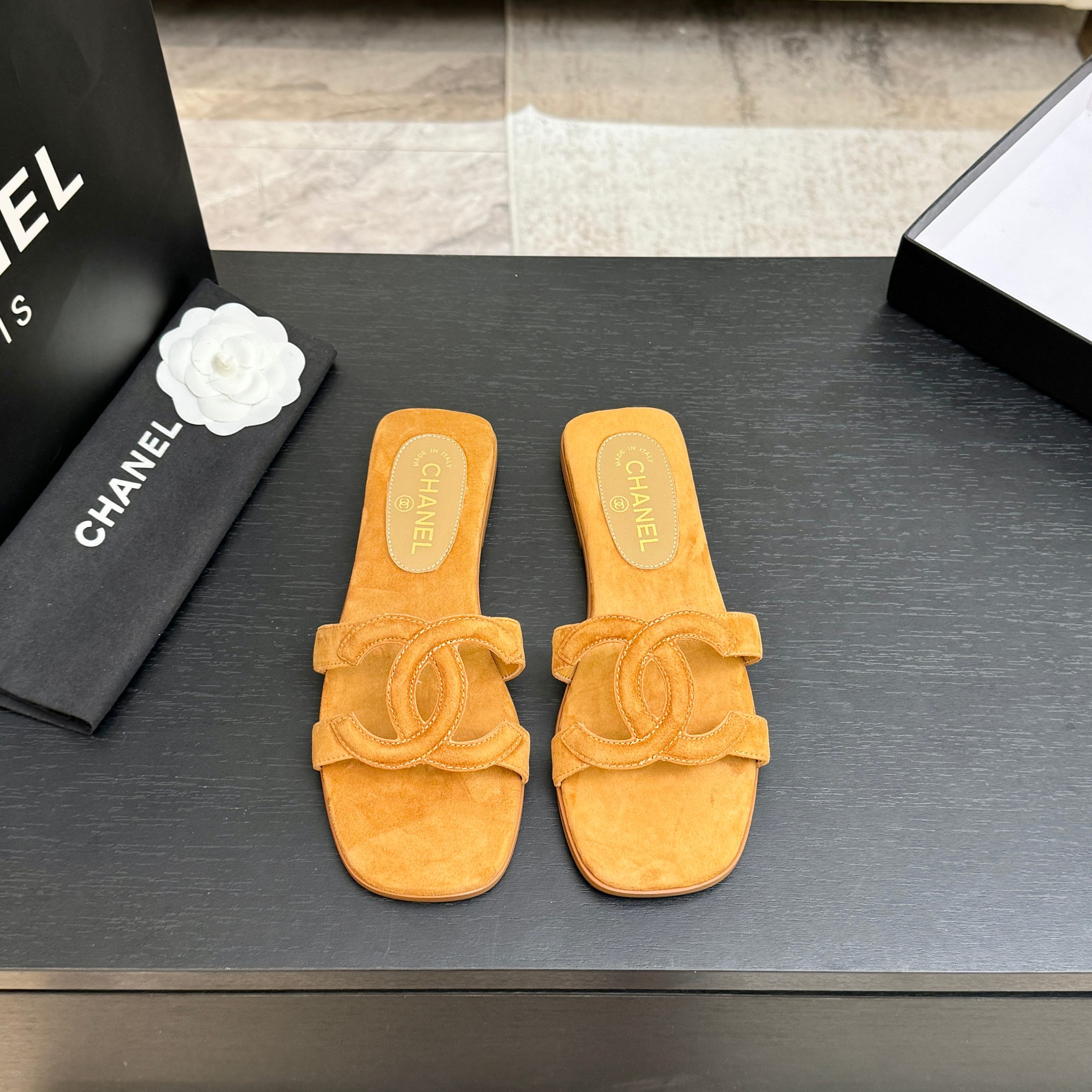 NO:887070,Flat-soled CHANE* | Xiaoxiang 26S large double C hollow flat slippers restart French elegance with a minimalist silhouette. The iconic large double C hollow design is neat and transparent, showing high-end texture under light and shadow. It locks the essence of the brand at a glance. Made of fine leather, soft and fit to the foot. The flat bottom combines comfort and aura for daily travel without burden. The neat lines modify the foot shape. The exposed skin design is light and lengthens the legs.  Easily adapts to skirts, trousers and vacation styles. It is not deliberately flamboyant but has a noble aura. Integrate Chanel's elegant style into every step. 26S limited aesthetics, low-key elegance, is a timeless and exquisite footnote in the wardrobe. The fabric is made of original customized materials. The inner toes are all sheepskin. The leather outsole imported from Italy.  size35-39 (40/41 customized), slippers, chanel, chanel, slippers, skirts, sheepskin, Leather soles19860909平底 CHANE* ｜小香26S大双C镂空 平底拖鞋 以极简轮廓重启法式优雅. 标志性大双C镂空设计 利落通透 光影下尽显高级质感 一眼锁定品牌精髓. 精选细腻皮革打造 柔软贴合脚面 平底兼顾舒适与气场 日常出行无负担. 利落线条修饰脚型 露肤设计轻盈显腿长 轻松适配裙装 裤装与度假造型. 不刻意张扬 却自带矜贵气场 将香奈儿的优雅格调融入每一步. 26S限定美学,低调奢雅 是衣橱里永不过时的精致注脚. 面料采用原版定制材质 内里踮脚均为羊皮 意大利进口真皮大底 size35-39（40/41定制）,拖鞋,chanel,chanel,slippers,skirts,sheepskin,Leather soles,Women's Shoes