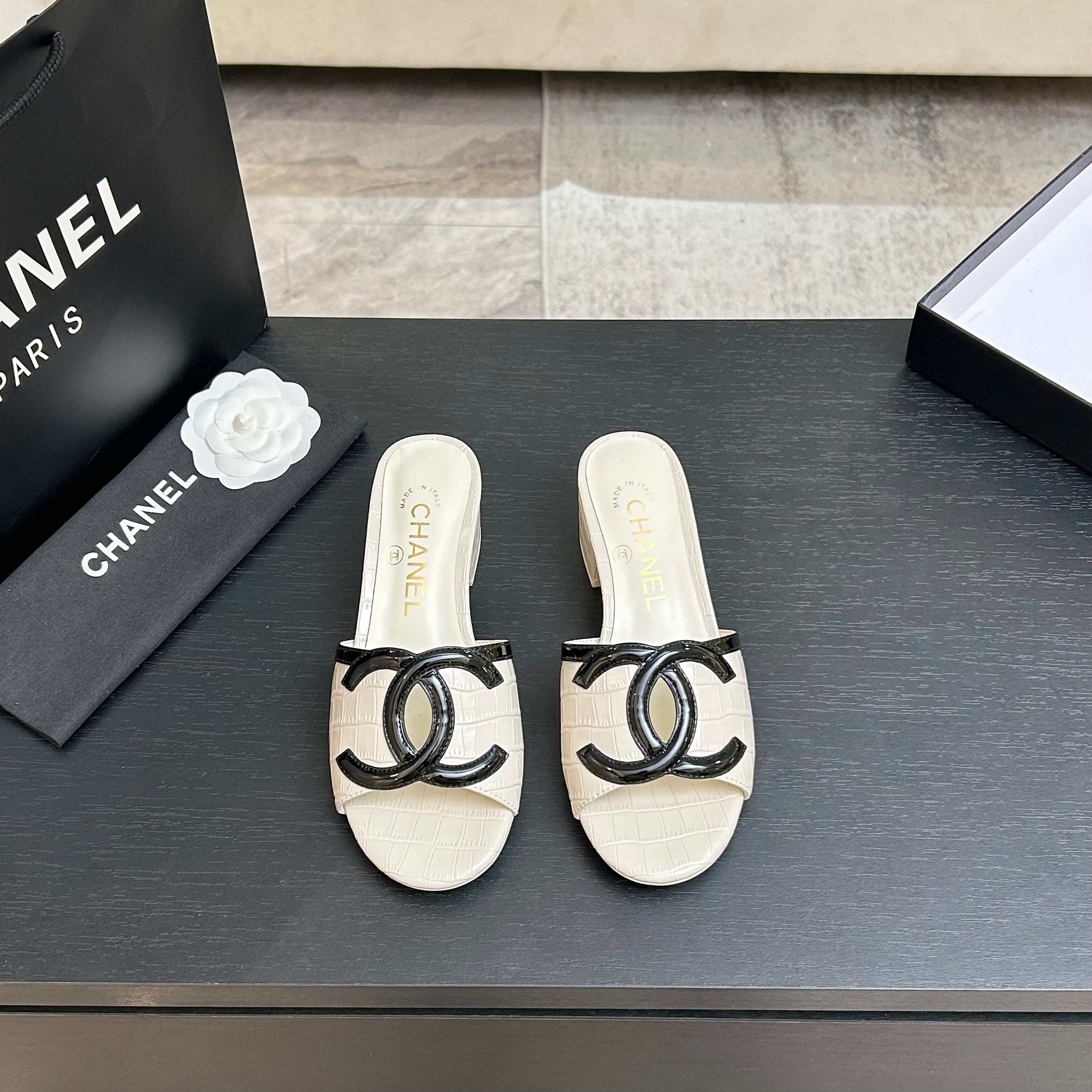 NO:887119,2026 Xiaoxiang is a must-have item for spring and summer!  !  Chanel's spring and summer heavy industry hot styles are highly recommended by Xiaohongshu. They look good no matter how you match them. They are a must-have for fashion. Ms. Chanel loves simple and irresistible combinations to show her unique dressing style. She can mix and match freely to shine and follow the fashionable steps of her grandma!  !  !  Exquisite details. Zoom in to see the original open mold. C-marked top version. Made with purchasing agent. ★The upper is made of original customized cowhide, sheepskin feet, original leather outsole, code number 35-39 (customized 40, 41, slippers, chanel, slippers, cowhide, sheepskin, Leather soles198609092026小香 春夏季必备单品！！ 香奈儿春夏重工爆款 小红书力推款,怎么搭配都好看,时髦精必备,香奈儿女士钟爱简约又难以抗拒系搭配展现与众不同的穿搭风格、自由混搭闪耀到位跟紧香奶奶时尚步伐！！！精致细节放大看原版开模C 标顶级版本代购级别打造★鞋面采用原版定制牛皮,羊皮垫脚,原版真皮大底,码数35-39（40、41定做,拖鞋,chanel,slippers,cowhide,sheepskin,Leather soles,Women's Shoes