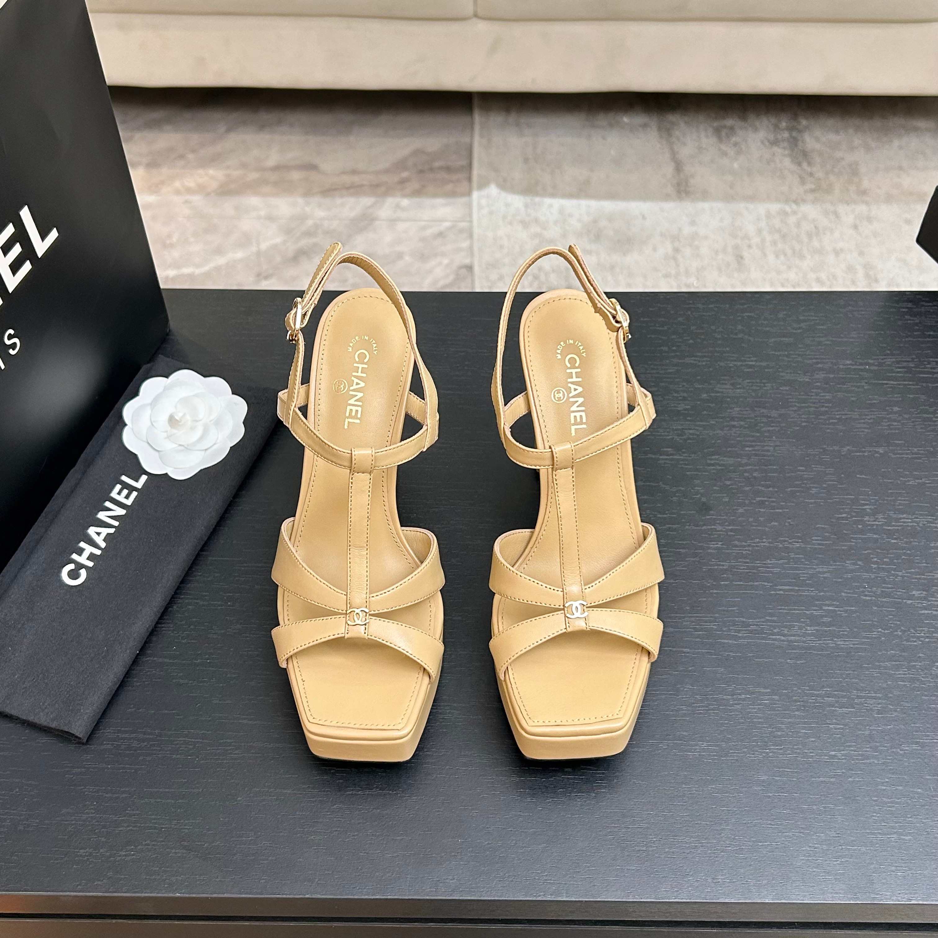 NO:887081,Chanel 26P catwalk style thick-soled platform sandals are very stable when put on!  When you put it on, you will be 2.8 meters tall. Sheepskin lining and leather outsole. Size: 35-39 40 custom-made, high heels and sandals, chanel, sandals, high heels, sheepskin, Leather soles19860909Chanel 26P走秀款厚底防水台凉鞋 上脚后很稳！穿上立马两米八 内里垫脚羊皮,真皮大底. Size:35-39 40定做,高跟鞋凉鞋,chanel,sandals,high heels,sheepskin,Leather soles,Women's Shoes