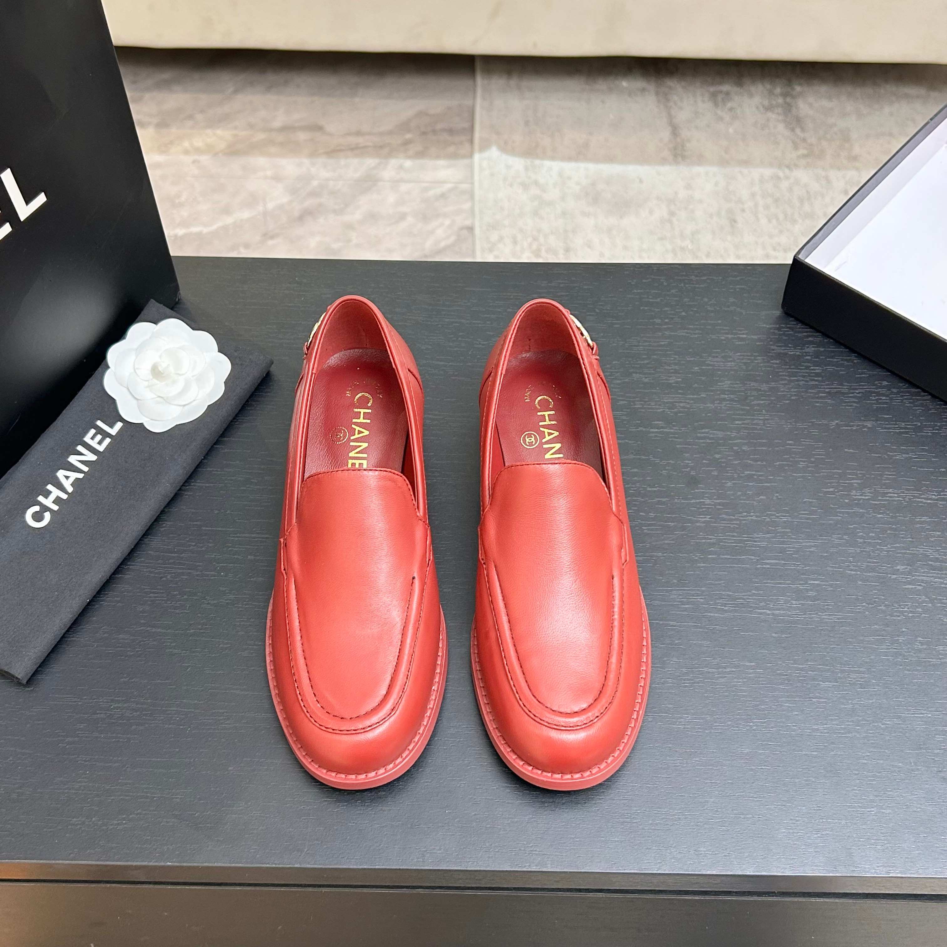 NO:887071,Chanel's new double C buckle loafers. The return of the double C buckle design. Special Vintage. Full of retro flavor. Loafers have also grown to the aesthetic point. Sheepskin lining. Original outsole. Size: 35-39. Other sizes are customized and non-refundable. Single shoes and sandals, chanel, loafers, sandals, sheepskin19860909Chanel新款双C扣乐福鞋 回归的双C扣设计 特别Vintage 复古味十足 乐福鞋也长到了审美上 内里羊皮 原版大底 Size:35-39 其他码数定做不退换,单鞋凉鞋,chanel,loafers,sandals,sheepskin,Women's Shoes