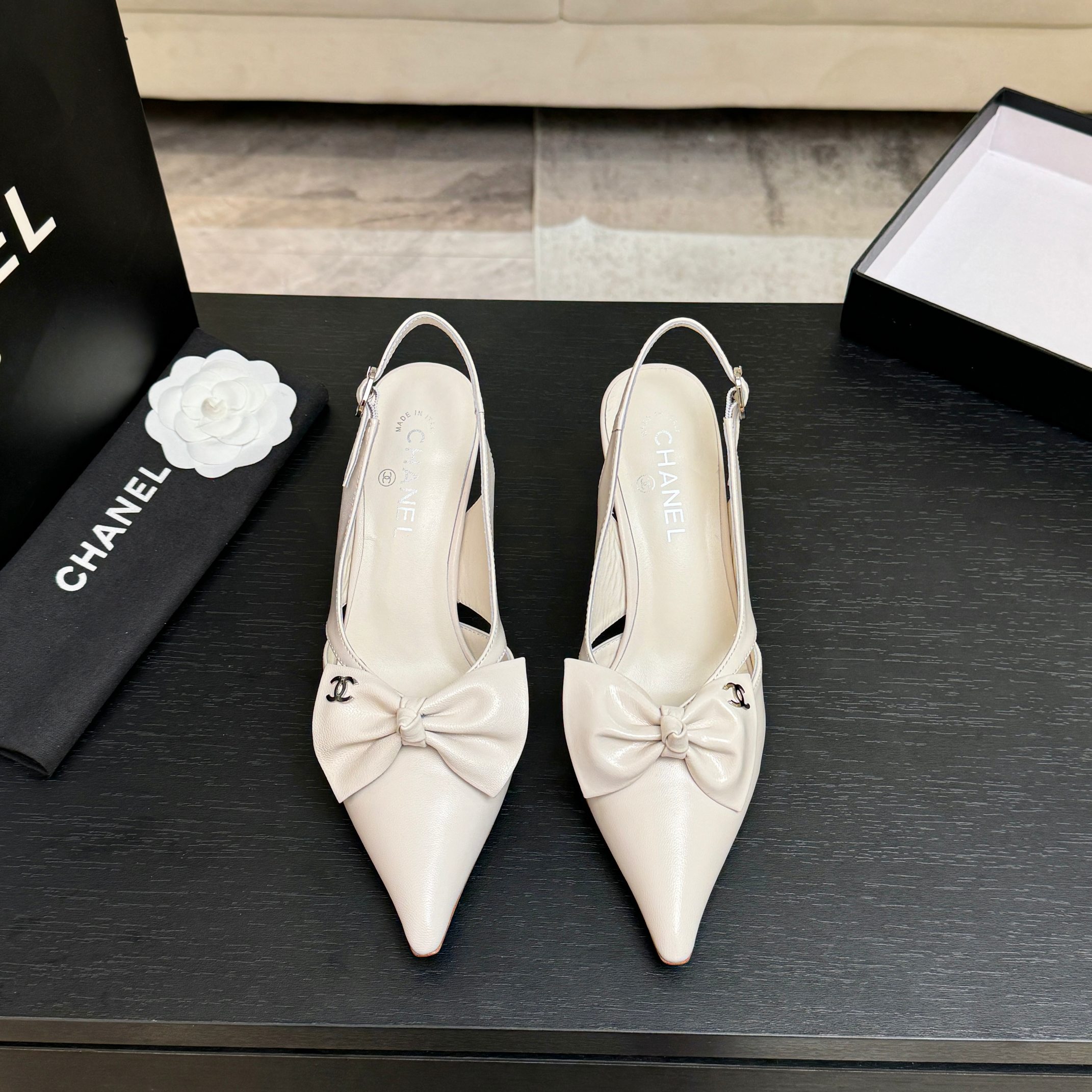 NO:887089,CHANE*｜Xiaoxiang’s classic medieval double C bow pointed toe high-heeled sandals with open back. This series blends classicity and gentleness into the shoes. Delicate leather outlines the neat shoe shape. The iconic gilt double C buckle shines. The satin bow of the same color lightly decorates the instep. It is sweet but not greasy. It has the noble atmosphere of the old times. The open toe design at the back is refreshing and neat. The slender high heels stand tall and straight.  The slip-on version combines elegance and casualness. It is handmade in Italy and has a texture that can withstand the polishing of time. It is suitable for tweed, silk skirts and simple suits. It is not only a retro collection in the wardrobe, but also an elegant tool for daily outings. The steps are full of French laziness and effortless high-end. The fabric is made of original custom leather, and the lining of the toes is all sheepskin. The genuine leather outsole imported from Italy  size35-39 (customized 34/40/41/42), high heels and slippers, chanel, sandals, high heels, slippers, skirts, business suit, sheepskin, real silk, Leather soles19860909CHANE*｜小香经典中古双C蝴蝶结 尖头后空高跟凉鞋 这系列将经典与温柔揉进步履. 细腻皮革勾勒利落鞋型 标志性鎏金双C饰扣熠熠生辉 同色系缎面蝴蝶结轻缀脚背 甜而不腻 自带旧时光的矜贵氛围感. 后空露趾设计清爽利落 纤细高跟挺拔身姿 一脚蹬版型兼顾优雅与随性. 意大利手工匠造 质感经得起岁月打磨 适配斜纹软呢、真丝裙与简约西装. 既是衣橱里的复古典藏 亦是日常出街的优雅利器 步履间尽是法式慵懒与不费力的高级. 面料采用原版定制皮料 内里踮脚均为羊皮 意大利进口真皮大底 size35-39（34/40/41/42定制）,高跟鞋拖鞋,chanel,sandals,high heels,slippers,skirts,business suit,sheepskin,real silk,Leather soles,Women's Shoes