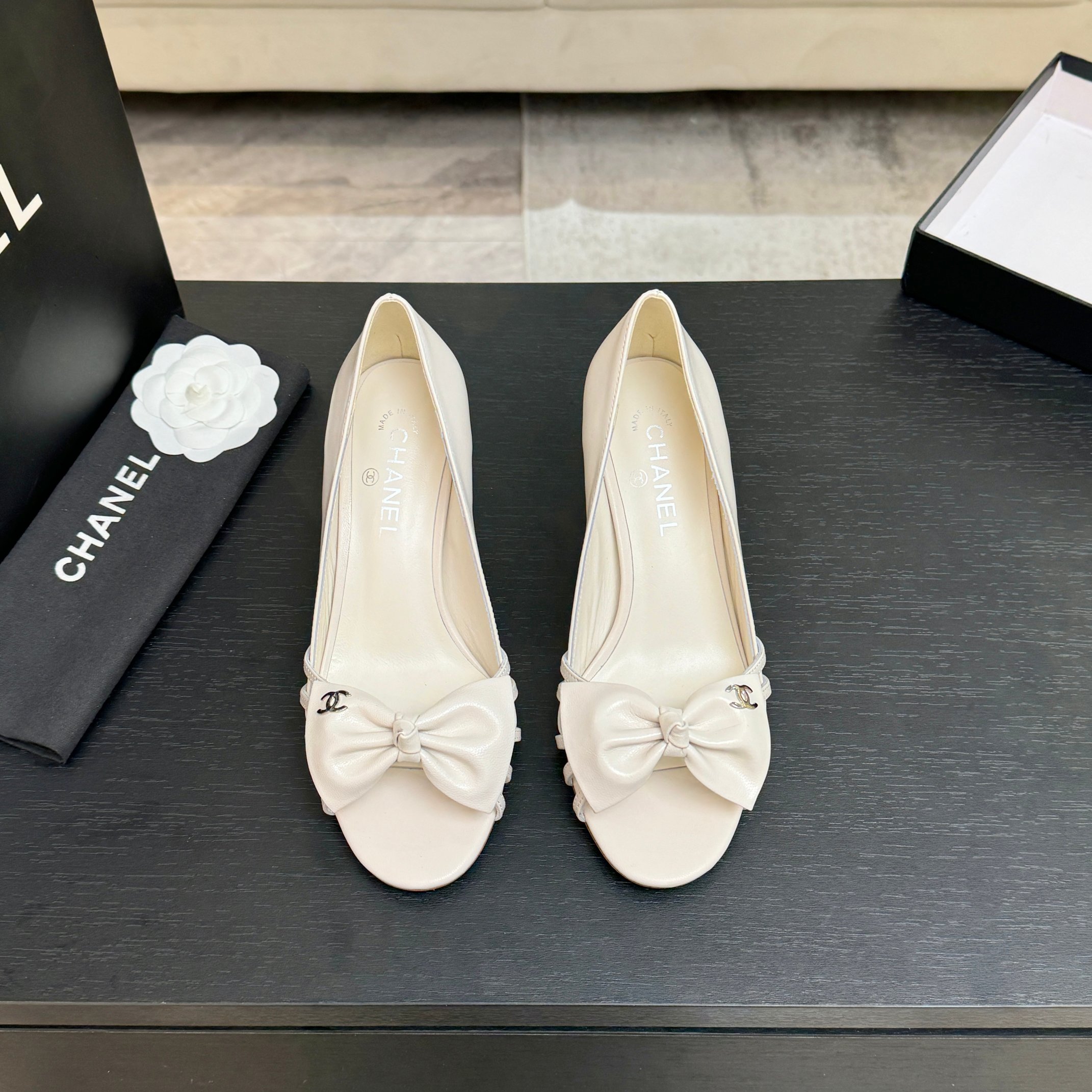 NO:887101,CHANE*｜Xiaoxiang's classic medieval double C bow, high-heeled slippers and sandals. This series blends classicity and gentleness into shoes. Fine leather outlines the neat shoe shape. The iconic gilt double C buckle shines. The satin bow of the same color lightly decorates the instep. It is sweet but not greasy. It has the noble atmosphere of the old times. The open toe design at the back is refreshing and neat. The slender high heels stand upright.  The slip-on version combines elegance and casualness. It is handmade in Italy and has a texture that can withstand the polishing of time. It is suitable for tweed, silk skirts and simple suits. It is not only a retro collection in the wardrobe, but also an elegant tool for daily outings. The steps are full of French laziness and effortless high-end. The fabric is made of original custom leather, and the lining of the toes is all sheepskin. The genuine leather outsole imported from Italy  size35-39 (customized 34/40/41/42), high heels and slippers, chanel, sandals, high heels, slippers, skirts, business suit, sheepskin, real silk, Leather soles19860909CHANE*｜小香经典中古双C蝴蝶结 高跟拖鞋凉鞋 这系列将经典与温柔揉进步履. 细腻皮革勾勒利落鞋型 标志性鎏金双C饰扣熠熠生辉 同色系缎面蝴蝶结轻缀脚背 甜而不腻 自带旧时光的矜贵氛围感. 后空露趾设计清爽利落 纤细高跟挺拔身姿 一脚蹬版型兼顾优雅与随性. 意大利手工匠造 质感经得起岁月打磨 适配斜纹软呢、真丝裙与简约西装. 既是衣橱里的复古典藏 亦是日常出街的优雅利器 步履间尽是法式慵懒与不费力的高级. 面料采用原版定制皮料 内里踮脚均为羊皮 意大利进口真皮大底 size35-39（34/40/41/42定制）,高跟鞋拖鞋,chanel,sandals,high heels,slippers,skirts,business suit,sheepskin,real silk,Leather soles,Women's Shoes