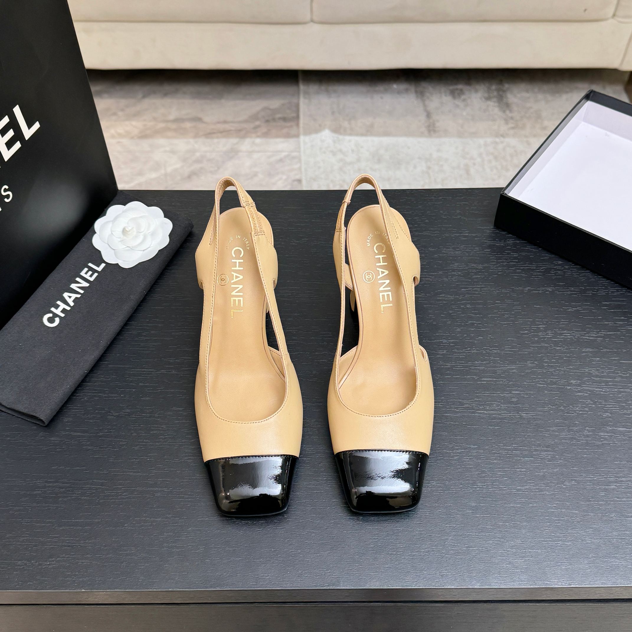 NO:887079,CHANE*｜Xiaoxiang 26P new color-blocked back empty square toe thick heel sandals reconstruct contemporary elegance with classic two-color aesthetics. Ingenious color matching design, neat square toe lines, with architectural feel and 90s retro atmosphere. The empty back strap fits the ankle, simple and unadorned, more advanced, stable thick heel and upright posture, walking calmly and comfortably. Made by Italian handcrafts, every cut is tailored to fit the foot, and the details hide the brand's elegant gene.  Pair it with a tweed, silk skirt or suit. It conveys French laziness and effortless elegance in your steps. It is an annual texture item that will never go wrong in your wardrobe. The fabric is made of original customized leather. The lining of the toes is all sheepskin. Italian imported genuine leather outsole size 35-39 (customized 40/41), high-heeled sandals, chanel, sandals, high heels, skirts, business suit, sheepskin, real silk, Leather soles19860909CHANE*｜小香26P新品拼色后空 方头粗跟凉鞋 以经典双色美学重构当代优雅. 匠心拼色设计 利落方头线条利落 自带建筑感与90年代复古氛围. 后空绊带贴合脚踝 简约无饰更显高级 稳健粗跟挺拔身姿 行走从容舒适. 意大利手工匠造 每处剪裁贴合足型 细节藏着品牌奢雅基因. 搭配斜纹软呢、真丝裙或西装 步履间流转法式慵懒与不费力的贵气 是衣橱永不出错的年度质感单品. 面料采用原版定制皮料 内里踮脚均为羊皮 意大利进口真皮大底 size35-39（40/41定制）,高跟鞋凉鞋,chanel,sandals,high heels,skirts,business suit,sheepskin,real silk,Leather soles,Women's Shoes
