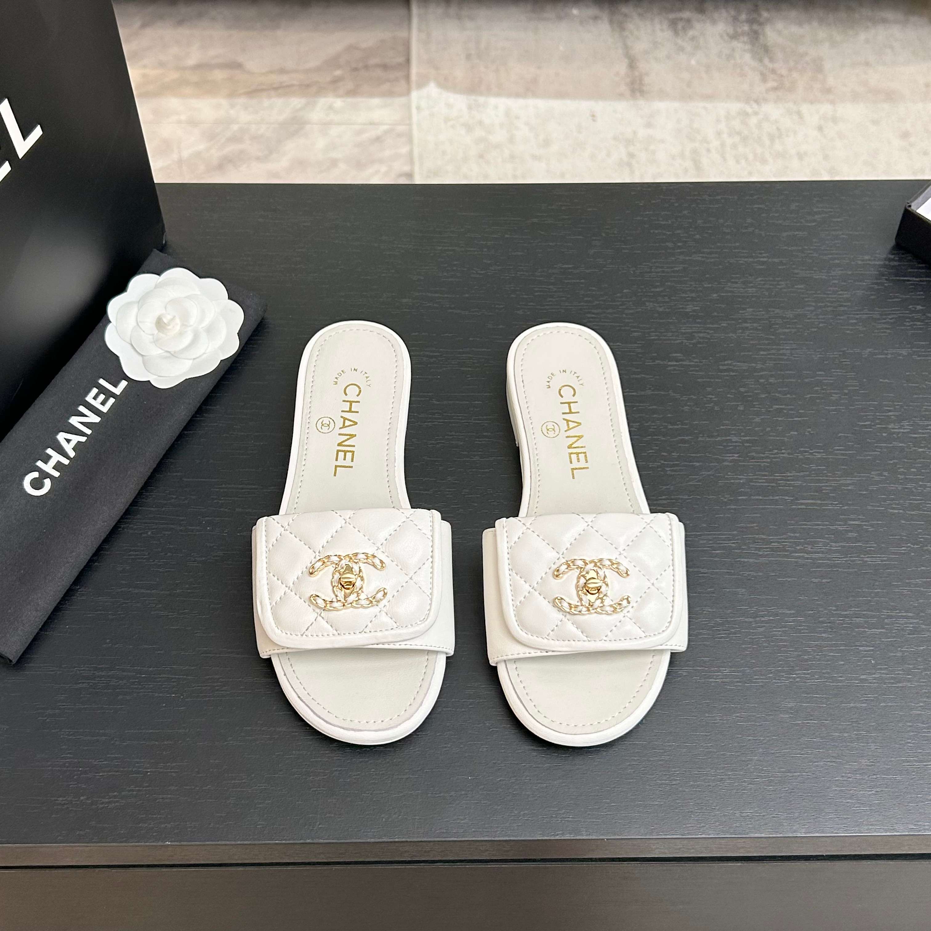 NO:886926,CHANE*｜Xiaoxiang 26C Double C School Bag Buckle Square Toe Slippers When the 26C series blends classic genes into daily relaxation, this pair of slippers has become a new footnote of French elegance. Classics are never rigid, but the heartbeat of replicating. Its soul is hidden in the iconic double C schoolbag buckle. It is a taste code that can be understood by those who know Xiaoxiang at a glance. The double-strap cut is more neat and modifies the foot shape. The square toe design is convenient and casual.  The elasticity can be adjusted freely according to the thickness of the instep. It collides with the modern simple double-strap shoe shape, blending retro feelings and contemporary aesthetics. It has the calm heritage of old money style without losing the modern accent of the younger generation. There is no hidden delicacy in raising your hands. It is a style partner that accompanies you through life scenes, and it is also a statement of confidence that makes every step shine easily. The fabric is made of original customized lambskin, and the lining of the toes is made of silk sheepskin. The genuine leather outsole imported from Italy  size35-39 (40/41 customized), slippers, chanel, slippers, sheepskin, Leather soles19860909CHANE*｜小香26C双C书包扣方头拖鞋 当26C系列将经典基因揉进日常松弛感 这双拖鞋便成了法式优雅的新注脚 经典从不是墨守成规 而是复刻的心动. 它的灵魂 藏在那枚标志性双C书包扣中 是懂小香的人一眼便能读懂的品味暗号. 双带剪裁更显利落修饰脚型 方头设计 便捷又随性 可根据脚背厚度自由调节松紧 与现代简约双带鞋型碰撞 让复古情怀与当代审美相融 既有老钱风的沉静底蕴 又不失年轻世代的摩登腔调 抬手间皆是藏不住的精致. 是陪伴你穿梭生活场景的风格伙伴 更是让每一步都轻松闪耀的自信宣言. 面料采用原版定制小羊皮 内里踮脚均为丝绸羊皮 意大利进口真皮大底 size35-39（40/41定制）,拖鞋,chanel,slippers,sheepskin,Leather soles,Women's Shoes