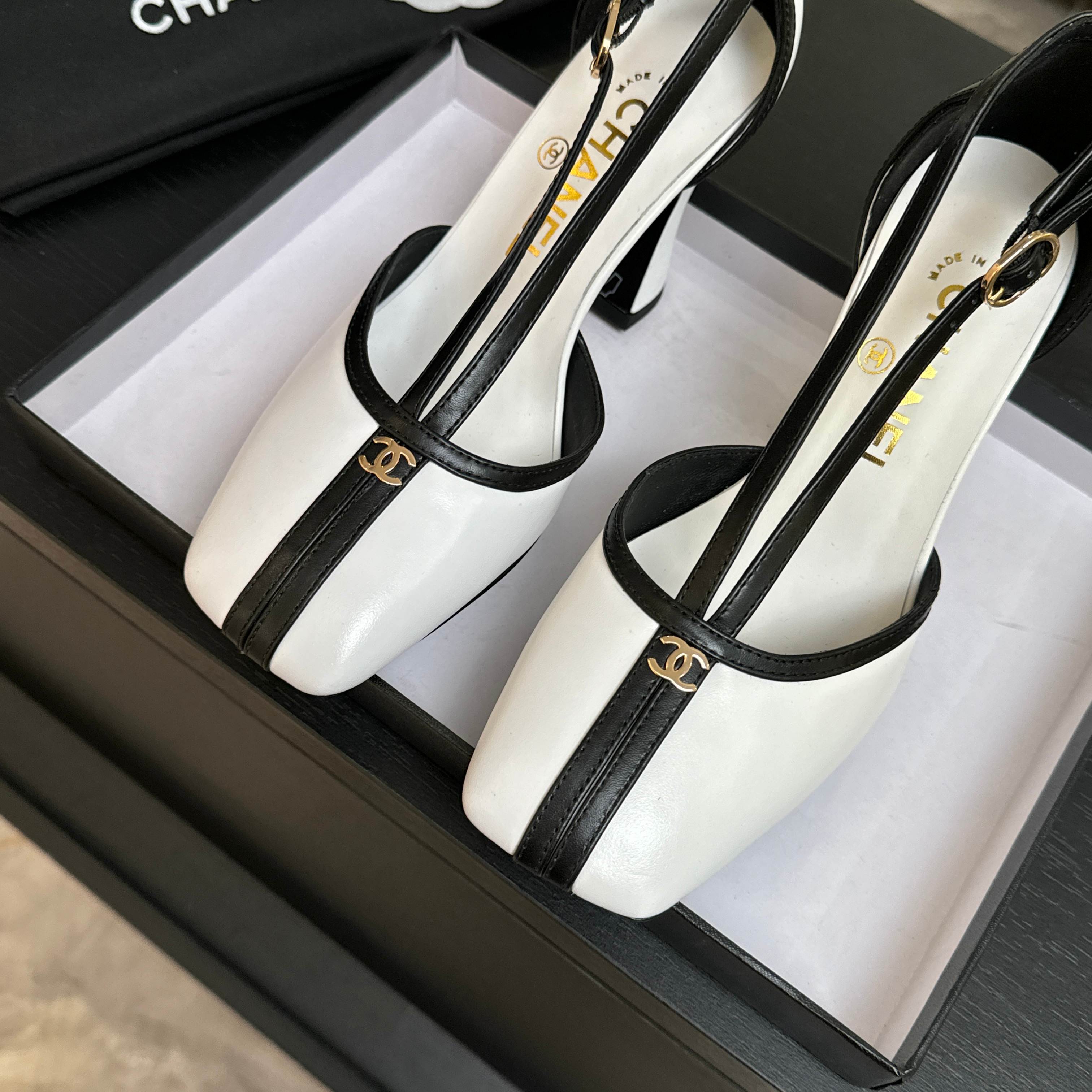 샤넬 더블 C 메탈 버클 오픈 토 샌들 98457 이미지 9