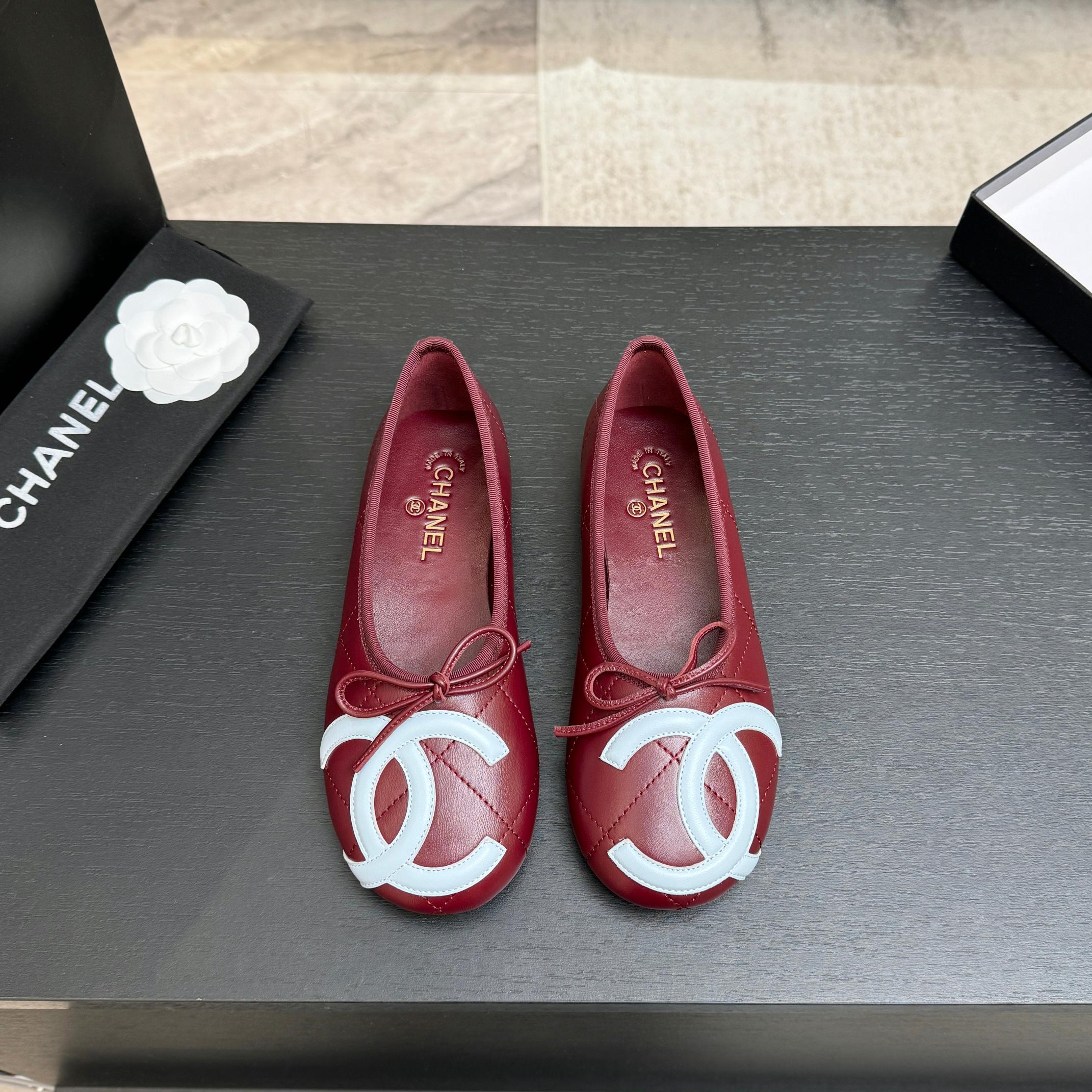 NO:886958,High version!  !  !  CHANE*｜Xiaoxiang's classic diamond bow Kangpeng ballet shoes. When the diamond pattern code meets the agility of ballet, this pair of shoes becomes an elegant carrier through time. The upper is a delicate interpretation of the brand's iconic diamond pattern. Each quilting is precipitated with the handwork warmth of old craftsmen. It echoes the exquisite large double C logo on the toe, quietly telling the classic inheritance. The leather bow on one side of the shoe body hangs gently and sways slightly with the steps.  Injecting a bit of softness and playfulness into the retro tone is Xiaoxiang's romantic intention hidden in the details. Whether it is paired with a retro plaid skirt to create a French style or with nine-point suit pants to create a commuting style, it can be seamlessly connected. With a low-key and elegant temperament, daily wear becomes a classic model that can withstand the scrutiny of time. The fabric is made of original customized lambskin, and the lining of the toes is made of imported wool. The outsole is imported from Italy.  size35-39 (40/42 customized), single shoes, chanel, skirts, business suit, sheepskin, Leather soles19860909高版本！！！ CHANE*｜小香经典菱格蝴蝶结康鹏芭蕾舞鞋 当菱格纹的密码邂逅芭蕾的灵动 这双单鞋便成了穿越时光的优雅载体. 鞋面是品牌标志性菱格纹的细腻演绎 每一道绗缝都沉淀着老工匠的手作温度 与鞋头精致的大双C标识相呼应 悄然诉说着经典的传承. 鞋身一侧的皮革蝴蝶结轻轻垂落 走路时随步伐微微晃动 为复古基调注入几分柔媚俏皮 恰是小香藏在细节里的浪漫心机 无论是搭配复古格纹裙演绎法式风情 还是配九分西装裤打造通勤格调 它都能无缝衔接 用低调奢雅的气质 让日常穿搭成为经得起岁月审视的经典范本. 面料采用原版定制小羊皮 内里踮脚均为进口羊毛 意大利进口真皮大底 size35-39（40/42定制）,单鞋,chanel,skirts,business suit,sheepskin,Leather soles,Women's Shoes