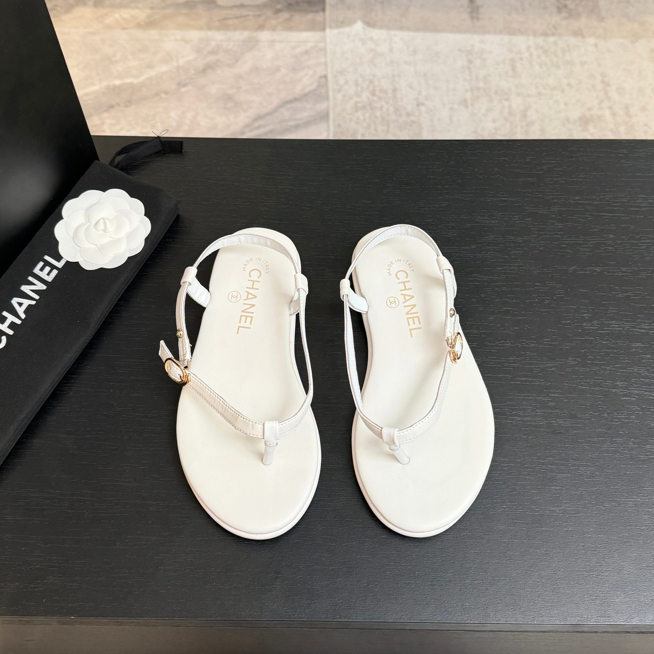 NO:886949,CHANE* | Xiaoxiang’s new minimalist flip-up flat sandals reshape French elegance with subtractive aesthetics. Minimalist flip-flops have clean lines and no unnecessary decorations. They are only decorated with low-key double C metal logos. They are low-key and elegant. The flat-soled design is light and stress-free and can be worn for a long time without getting tired. It is suitable for vacation, commuting and dating. Paired with a tweed skirt, it is lazy on the streets of Paris. Paired with wide-leg pants, it is sharp and advanced. Less is more luxury and elegance.  Make every step calm and comfortable. It is an eternal classic in the summer shoe cabinet. The fabric is made of original customized leather. The inner toes are all sheepskin. Italian imported genuine leather outsole size35-39 (customized 40/41), split-toe shoes, chanel, sandals, skirts, sheepskin, Leather soles19860909CHANE* ｜小香新品极简夹脚 平底凉鞋 以减法美学重塑法式优雅. 极简夹趾线条利落 无多余装饰 仅以低调双C金属标点缀 低调显贵. 平底设计轻盈无压 久穿不累 适配度假、通勤、约会全场景. 搭配斜纹软呢短裙是巴黎街头的慵懒 配阔腿裤则显利落高级. 少即是多的奢雅 让每一步都从容自在 是夏日鞋柜里的永恒经典. 面料采用原版定制皮料 内里踮脚均为羊皮 意大利进口真皮大底 size35-39（40/41定制）,分趾鞋,chanel,sandals,skirts,sheepskin,Leather soles,Women's Shoes