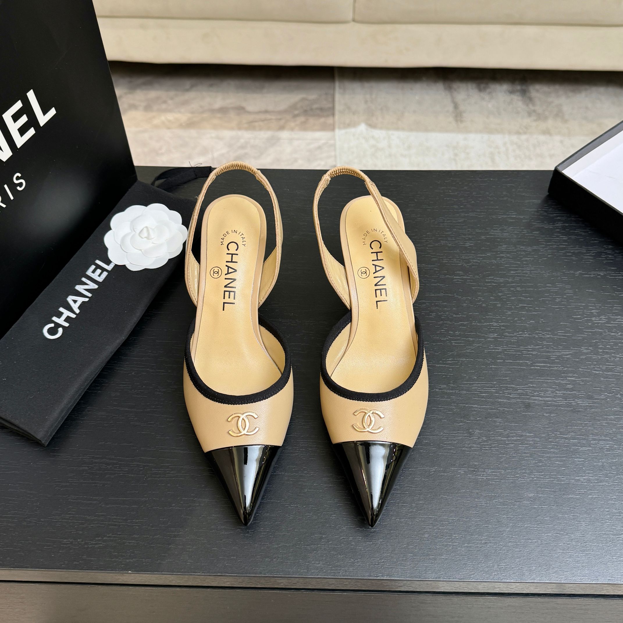 NO:814913,CHANE*｜Xiaoxiang 26C double C pointed toe color block cat heel empty back sandals reshape the classic style with color block aesthetics. The delicate lambskin and textured fabrics collide, and the contrasting texture outlines the layered beauty. Retro and modernity blend here. The iconic double C logo is low-key embellishment on the toe, bringing brand recognition and a sense of luxury. The improved pointed toe design is slightly wider and does not squeeze the foot. It elongates the leg line and makes the leg line appear slim. The slim cat heel subtly elongates the leg line.  The proportions are modified without the constraint of high heels, and the comfort of walking is taken into account. Whether it is a workplace commute with suit pants or a French date with a dress, you can take every step with elegance and become the finishing touch of luxury. The fabric is made of original customized sheepskin. The inner pads are all silk sheepskin. The genuine leather outsole imported from Italy size 35-39 (customized 40/41), high-heeled sandals, chanel, sandals, high heels, skirts, business  suit,sheepskin,leather soles19860909CHANE*｜小香26C双C尖头 拼色猫跟后空凉鞋 以拼色美学重塑经典格调. 细腻小羊皮与质感面料碰撞 撞色纹路勾勒出层次美感 复古与现代在此交融 标志性双C标识低调点缀鞋头 自带品牌辨识度与高级感. 改良版尖头设计微宽不挤脚 既拉长腿部线条显纤细 纤细猫跟巧妙拉长腿部线条 修饰比例却无高跟鞋的束缚感 又兼顾行走舒适度 不管是搭配西装裤的职场通勤 还是配连衣裙的法式约会 都能以优雅姿态踏出每一步 成为造型中的点睛奢品. 面料采用原版定制羊皮 内里垫脚均为丝绸羊皮 意大利进口真皮大底 size35-39（40/41定制）,高跟鞋凉鞋,chanel,sandals,high heels,skirts,business suit,sheepskin,Leather soles,Women's Shoes