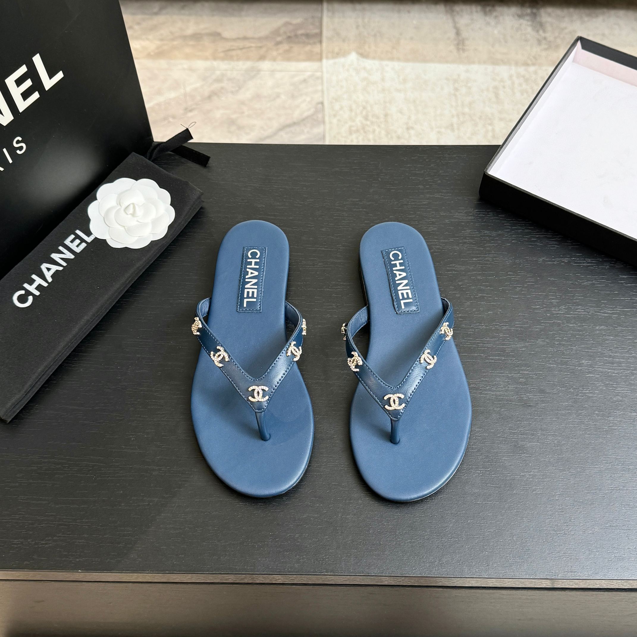 NO:887022,CHANE*｜Xiaoxiang’s classic double C rhinestone flip-flops. Summer flip-flops make people feel inexplicably free. The double C crystal logo is inlaid on the strap. It’s so exquisite and looks so pretty! The upper feet are super delicate and white!  The upper is made of original customized material, the lining is made of imported sheepskin, and the leather outsole imported from Italy is zesi35-39 (customized 40/41), split-toe shoes, chanel, cowhide, sheepskin19860909CHANE*｜小香经典双C水钻 夹脚人字拖 夏天的人字拖莫名让人感到自由 带上镶嵌了双C水晶标志 太精致了 也太好看了吧 上脚超秀气显白！ 鞋面采用原版定制材质 内里采用进口羊皮 意大利进口牛皮大底 zesi35-39（40/41定制）,分趾鞋,chanel,cowhide,sheepskin,Women's Shoes