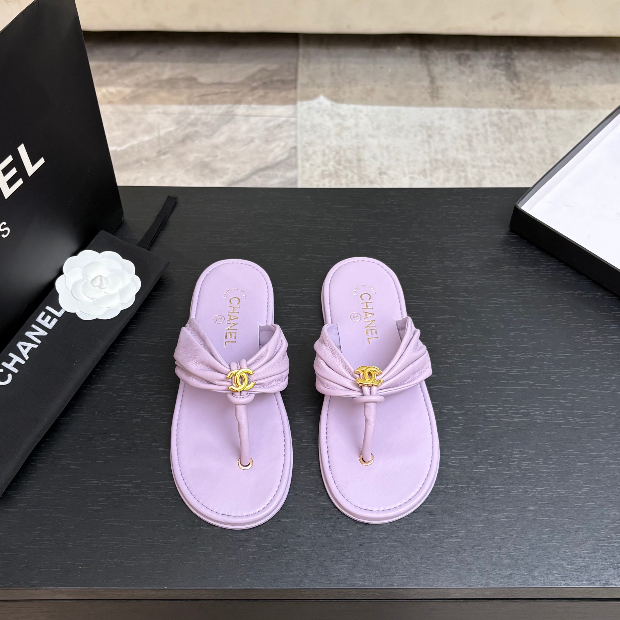 NO:886994,CHANE*｜Xiaoxiang's classic double C rhinestone letters thick-soled flip-flops perfectly combine French laziness and luxury style. The classic double C logo with shining rhinestone letters is crystal clear and has high-level recognition. The thickened sponge bottom design quietly lengthens the proportion of the legs. The classic flip-flop version is refreshing and neat, suitable for summer vacations, daily outings and casual dates. Casual and versatile with all kinds of skirts and jeans.  With an effortless and exquisite attitude, it interprets Chanel's unique golden atmosphere and becomes an indispensable light luxury item in the summer shoe cabinet. The fabric is made of original customized materials. The inner foot pads are all sheepskin. The original molded custom foam outsole size35-39 (customized 40/41), split-toe shoes, chanel, chanel, skirts, sheepskin19860909CHANE*｜小香经典双C水钻字母 厚底夹脚人字拖 将法式慵懒与奢美格调完美融合. 经典双C标识搭配闪亮水钻字母 晶莹璀璨 自带高级辨识度. 加厚松糕底设计 悄悄拉长腿部比例 经典人字拖版型清爽利落 适配夏日度假、日常出街与休闲约会. 随性百搭各类裙装与牛仔 以不费力的精致姿态 演绎香奈儿独有的千金氛围感 成为夏日鞋柜不可或缺的轻奢单品. 面料采用原版定制材质 内里垫脚均为羊皮 原版开模定制发泡大底 size35-39（40/41定制）,分趾鞋,chanel,chanel,skirts,sheepskin,Women's Shoes