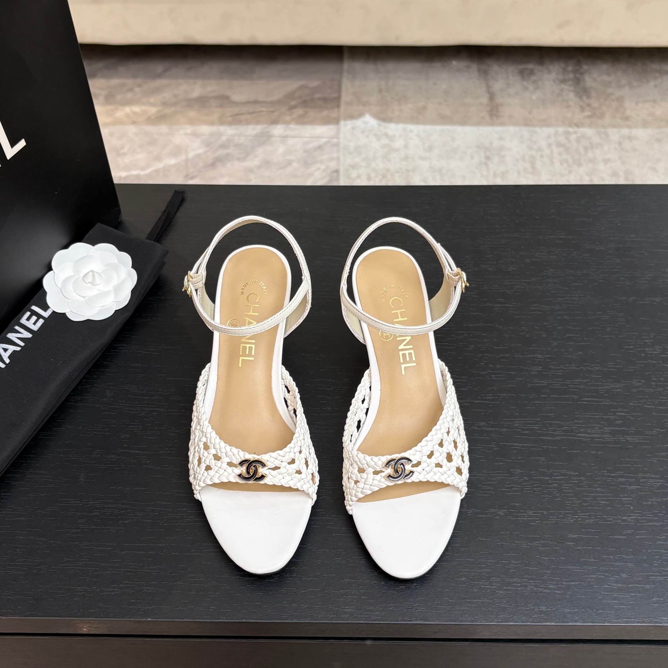 NO:886967,Slippers Sandals CHANE*｜Xiaoxiang's classic double C braided fish mouth high-heeled slippers reinvent the charm of high heels with resort aesthetics. The upper is hand-woven with natural fibers and blended with delicate sheepskin to feel warm. The classic double C accessories are the finishing touch, and retro gold highlights the simple shoe body. The neat fish mouth silhouette reveals the elegant toe line. Moderate high heels balance aura and comfort, so you won't get tired after walking for a long time. Heelless slipper design  Easy to put on and take off, suitable for beach walks, urban travel and other scenes. The perfect blend of French laziness and luxurious texture, easy to unlock the effortless advanced style. The fabric is made of original customized leather, the inner foot pads are all sheepskin, Italian imported cowhide outsole size 35-39 (customized 40/41), slippers, sandals, chanel, sandals, slippers, cowhide, sheepskin19860909拖鞋 凉鞋 CHANE*｜小香经典双C编织 鱼嘴高跟拖鞋 以度假美学重塑高跟魅力. 鞋面采用天然纤维手工编织 糅合细腻羊皮 触感温润. 经典双C饰件点睛之笔, 复古金泽点亮简约鞋身. 利落鱼嘴廓形 展露优雅趾线 适中高跟平衡气场与舒适 久走不累. 无后跟拖鞋设计 穿脱随性 适配沙滩漫步、都市出行等场景. 将法式慵懒与奢华质感完美交融, 轻松解锁不费力的高级造型. 面料采用原版定制皮料 内里垫脚均为羊皮 意大利进口牛皮大底 size35-39（40/41定制）,拖鞋凉鞋,chanel,sandals,slippers,cowhide,sheepskin,Women's Shoes