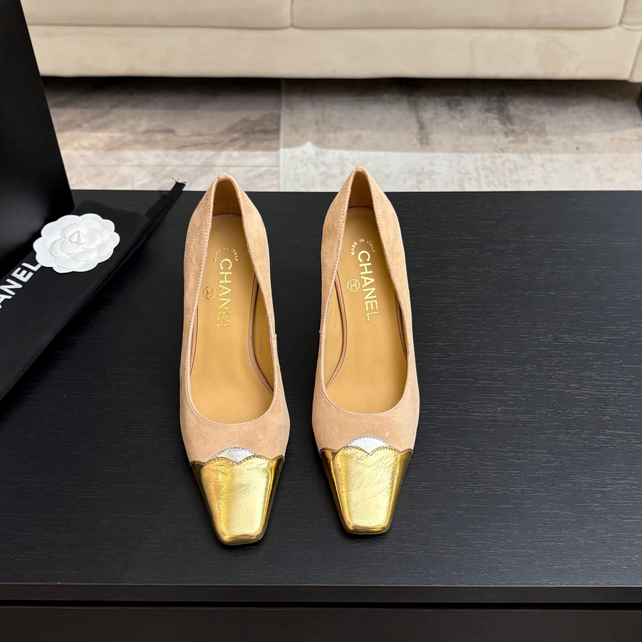 NO:886918,CHANE*｜Xiaoxiang 26M New Product Catwalk High-heeled shoes with large metal double C buckles and square toes. Replicate the retro and modern aura of the haute couture show. The iconic large double C buckles are eye-catching embellishments. The neat square toes are combined with 9cm thick heels. They stand firm and add aura. Suitable for tweed suits, formal dresses and suits. They shine in all scenes of commuting, dinners and red carpets. Every step exudes French elegance and powerful aura, becoming the ultimate symbol of luxury in this season's shoe cabinet.  The fabric is made of original customized leather, the inner pads are all silk sheepskin, the genuine leather outsole imported from Italy size35-39 (customized 40/41), high heels and sandals, chanel, sandals, high heels, skirts, business suit, sheepskin, Leather soles19860909CHANE*｜小香26M新品走秀 金属大双C扣方头粗跟高跟鞋 复刻高定秀场复古摩登气场. 标志性金属大双C扣夺目缀饰 利落方头融合9cm粗跟 稳立增气场 适配粗花呢套装、礼裙与西装 通勤、晚宴、红毯全场景闪耀. 每一步都踩出法式奢雅与强大气场 成为本季鞋柜的终极奢华符号. 面料采用原版定制皮料 内里垫脚均为丝绸羊皮 意大利进口真皮大底 size35-39（40/41定制）,高跟鞋凉鞋,chanel,sandals,high heels,skirts,business suit,sheepskin,Leather soles,Women's Shoes