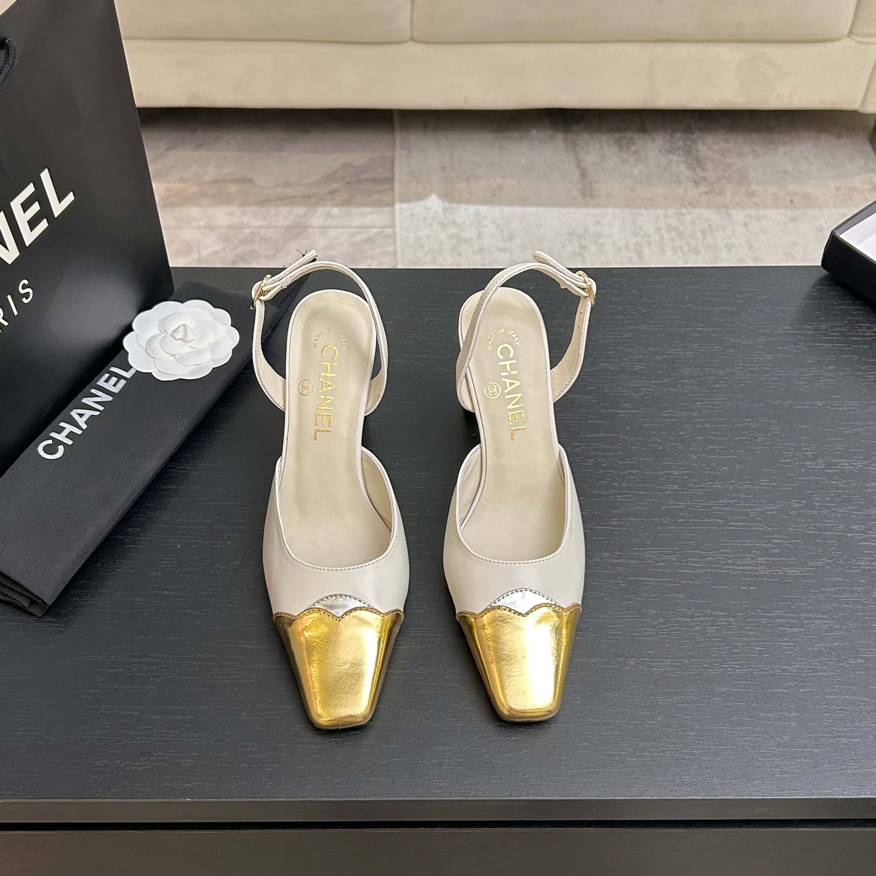 NO:886938,CHANE*｜Xiaoxiang 26M New Product Catwalk High-heeled shoes with large metal double C buckles and square toes. Replicate the retro and modern aura of the haute couture show. The iconic large double C buckles are eye-catching embellishments. The neat square toes are combined with 9cm thick heels. They stand firm and add aura. Suitable for tweed suits, formal dresses and suits. They shine in all scenes of commuting, dinners and red carpets. Every step exudes French elegance and powerful aura, becoming the ultimate symbol of luxury in this season's shoe cabinet.  The fabric is made of original customized leather, the inner pads are all silk sheepskin, the genuine leather outsole imported from Italy size35-39 (customized 40/41), high heels and sandals, chanel, sandals, high heels, skirts, business suit, sheepskin, Leather soles19860909CHANE*｜小香26M新品走秀 金属大双C扣方头粗跟高跟鞋 复刻高定秀场复古摩登气场. 标志性金属大双C扣夺目缀饰 利落方头融合9cm粗跟 稳立增气场 适配粗花呢套装、礼裙与西装 通勤、晚宴、红毯全场景闪耀. 每一步都踩出法式奢雅与强大气场 成为本季鞋柜的终极奢华符号. 面料采用原版定制皮料 内里垫脚均为丝绸羊皮 意大利进口真皮大底 size35-39（40/41定制）,高跟鞋凉鞋,chanel,sandals,high heels,skirts,business suit,sheepskin,Leather soles,Women's Shoes