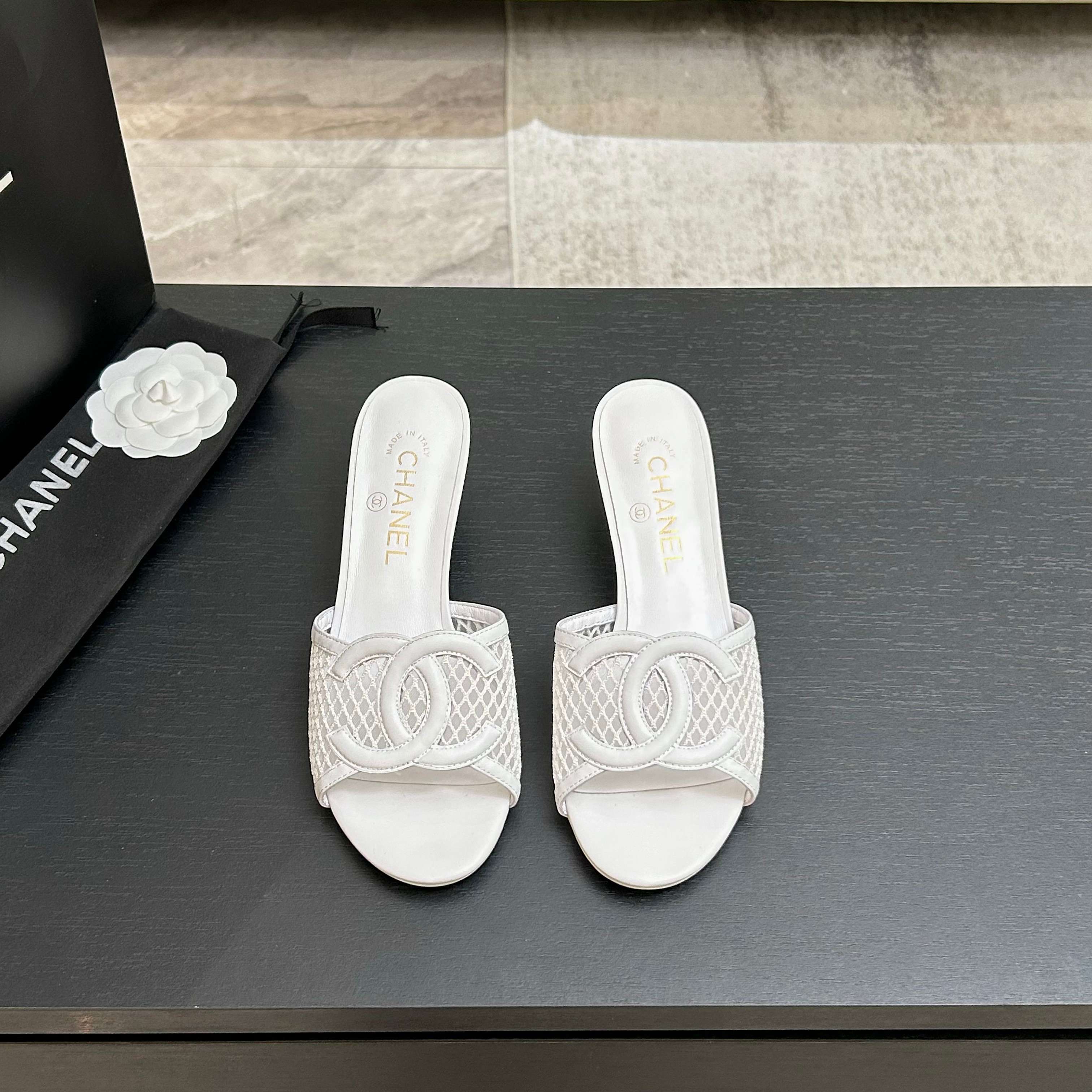 NO:886887,26Ss Spring and Summer New Chanel Chanel Holiday Style Xiaoxiang Classic Large Double C Hollow Kitten Heel Film Sandals Latest Crystal Heel Mier Strap Mesh Flat Slippers Mesh Sandals  The upper is decorated with a large double C logo, which is Xiaoxiang's classic design symbol, with both sophistication and brand recognition. It is a flat-soled flip-flop with an open toe + mules shoe design that is simple and comfortable. The flat-soled structure is suitable for daily casual scenes, and the one-word strap shape can also modify the foot shape. The classic color system is versatile and can adapt to different wearing styles. Upper sheepskin/customized mesh/PVC film, lining sheepskin, sole Italian leather outsole  Size 35-39 (34.40.41.42 customized, non-refundable), slippers, chanel, chanel, slippers, sheepskin, Leather soles1986090926Ss春夏新款Chanel香奈儿 度假风小香经典大双C镂空小猫跟胶片凉拖鞋最新水晶跟蜜儿一字带网纱平底拖鞋网面凉拖鞋 鞋面装饰大双c标志,是小香的经典设计符号,兼具精致感与品牌辨识度.为平底一字拖,露趾+穆勒鞋型的设计简约舒适,平底结构适配日常休闲场景,一字带的造型也能修饰脚型.经典色系,百搭且能适配不同穿搭风格. 鞋面羊皮/定制网纱/PVC 胶片 内里垫脚羊皮 鞋底意大利真皮大底 码数35-39（34.40.41.42 定做不退换）,拖鞋,chanel,chanel,slippers,sheepskin,Leather soles,Women's Shoes
