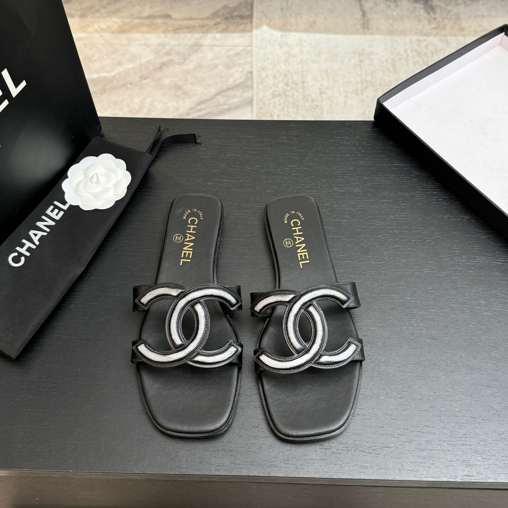 NO:886909,New Color 26Ss Spring and Summer New Chanel Chanel Holiday Style Xiaoxiang Classic Large Double C Hollow High Heel Sandals Mier Strap Flat Slippers  The upper is decorated with a large double C logo, which is Xiaoxiang's classic design symbol, with both sophistication and brand recognition. It is a flat-soled flip-flop with an open toe + mules shoe design that is simple and comfortable. The flat-soled structure is suitable for daily casual scenes, and the shape of the strap can also modify the foot shape. The classic color system is versatile and can adapt to different wearing styles. Upper cowhide/sheep leather, lining sheepskin, sole Italian genuine leather outsole  Size 35-39 (34.40.41.42 customized, non-refundable), slippers, chanel, chanel, slippers, cowhide, sheepskin, sheep, Leather soles19860909新配色 26Ss春夏新款Chanel香奈儿 度假风小香经典大双C镂空高跟凉拖鞋蜜儿一字带平底拖鞋 鞋面装饰大双c标志,是小香的经典设计符号,兼具精致感与品牌辨识度.为平底一字拖,露趾+穆勒鞋型的设计简约舒适,平底结构适配日常休闲场景,一字带的造型也能修饰脚型.经典色系,百搭且能适配不同穿搭风格. 鞋面牛皮/羊猄皮 内里垫脚羊皮 鞋底意大利真皮大底 码数35-39（34.40.41.42 定做不退换）,拖鞋,chanel,chanel,slippers,cowhide,sheepskin,sheep,Leather soles,Women's Shoes
