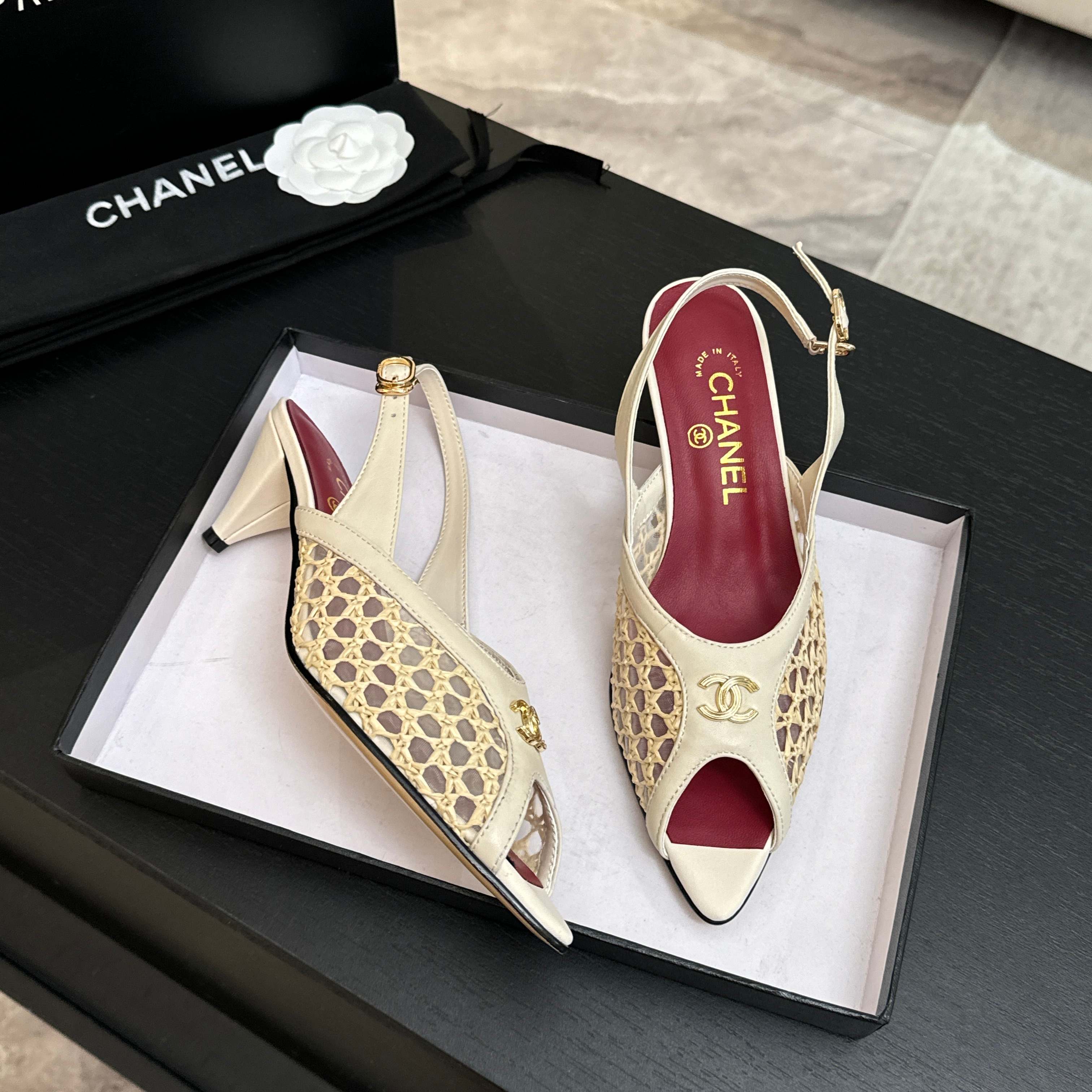 NO:886877,CHANE*｜Xiaoxiang 26M New Product Catwalk High-heeled shoes with large metal double C buckles and square toes. Replicate the retro and modern aura of the haute couture show. The iconic large double C buckles are eye-catching embellishments. The neat square toes are combined with 9cm thick heels. They stand firm and add aura. Suitable for tweed suits, formal dresses and suits. They shine in all scenes of commuting, dinners and red carpets. Every step exudes French elegance and powerful aura, becoming the ultimate symbol of luxury in this season's shoe cabinet.  The fabric is made of original customized leather, the inner pads are all silk sheepskin, the genuine leather outsole imported from Italy size35-39 (customized 40/41), high heels and sandals, chanel, sandals, high heels, skirts, business suit, sheepskin, Leather soles19860909CHANE*｜小香26M新品走秀 金属大双C扣方头粗跟高跟鞋 复刻高定秀场复古摩登气场. 标志性金属大双C扣夺目缀饰 利落方头融合9cm粗跟 稳立增气场 适配粗花呢套装、礼裙与西装 通勤、晚宴、红毯全场景闪耀. 每一步都踩出法式奢雅与强大气场 成为本季鞋柜的终极奢华符号. 面料采用原版定制皮料 内里垫脚均为丝绸羊皮 意大利进口真皮大底 size35-39（40/41定制）,高跟鞋凉鞋,chanel,sandals,high heels,skirts,business suit,sheepskin,Leather soles,Women's Shoes