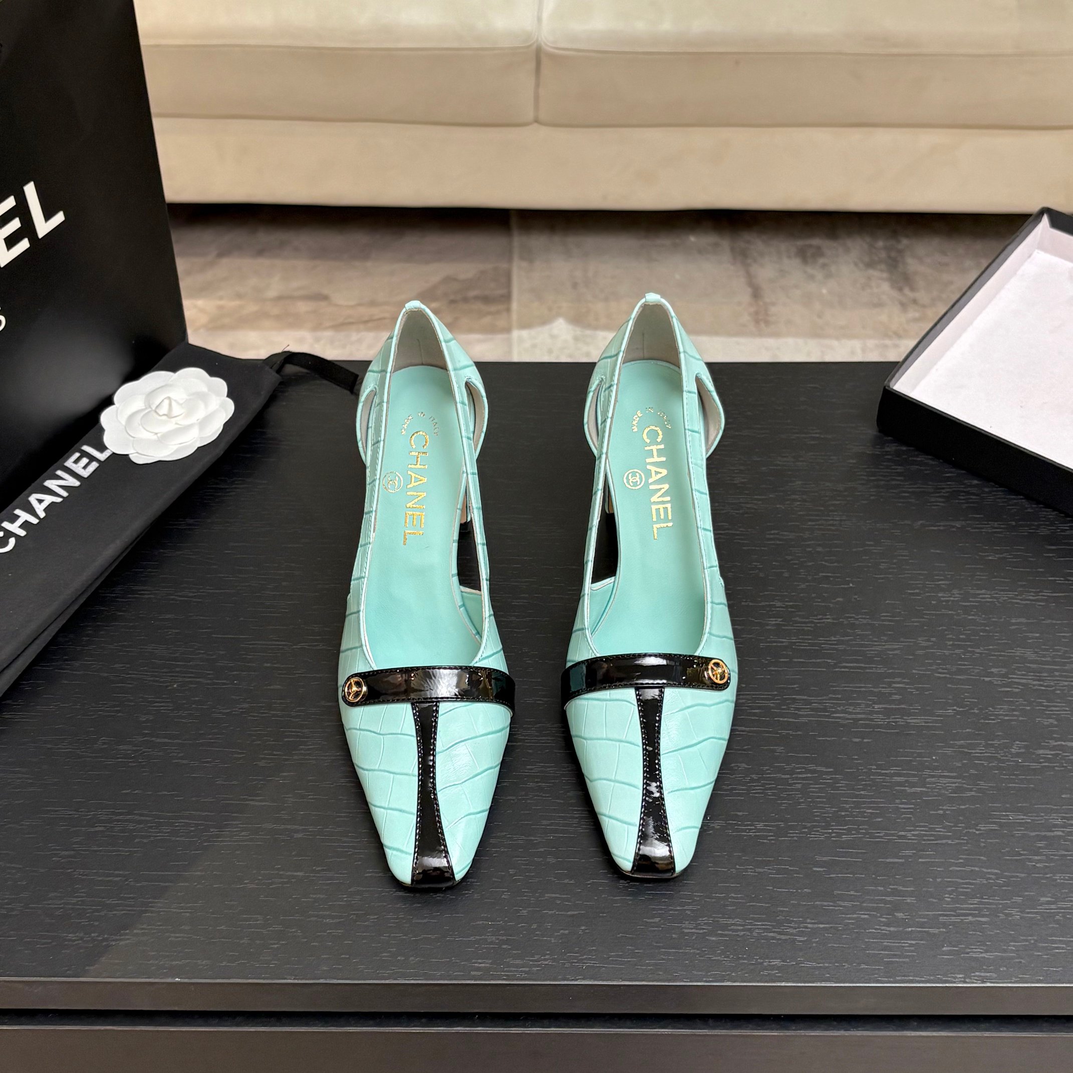 NO:886858,CHANE*｜Xiaoxiang 26M New Product Catwalk High-heeled shoes with large metal double C buckles and square toes. Replicate the retro and modern aura of the haute couture show. The iconic large double C buckles are eye-catching embellishments. The neat square toes are combined with 9cm thick heels. They stand firm and add aura. Suitable for tweed suits, formal dresses and suits. They shine in all scenes of commuting, dinners and red carpets. Every step exudes French elegance and powerful aura, becoming the ultimate symbol of luxury in this season's shoe cabinet.  The fabric is made of original customized leather, the inner pads are all silk sheepskin, the genuine leather outsole imported from Italy size35-39 (customized 40/41), high-heeled shoes, chanel, high heels, skirts, business suit, sheepskin, Leather soles19860909CHANE*｜小香26M新品走秀 金属大双C扣方头粗跟高跟鞋 复刻高定秀场复古摩登气场. 标志性金属大双C扣夺目缀饰 利落方头融合9cm粗跟 稳立增气场 适配粗花呢套装、礼裙与西装 通勤、晚宴、红毯全场景闪耀. 每一步都踩出法式奢雅与强大气场 成为本季鞋柜的终极奢华符号. 面料采用原版定制皮料 内里垫脚均为丝绸羊皮 意大利进口真皮大底 size35-39（40/41定制）,高跟鞋单鞋,chanel,high heels,skirts,business suit,sheepskin,Leather soles,Women's Shoes