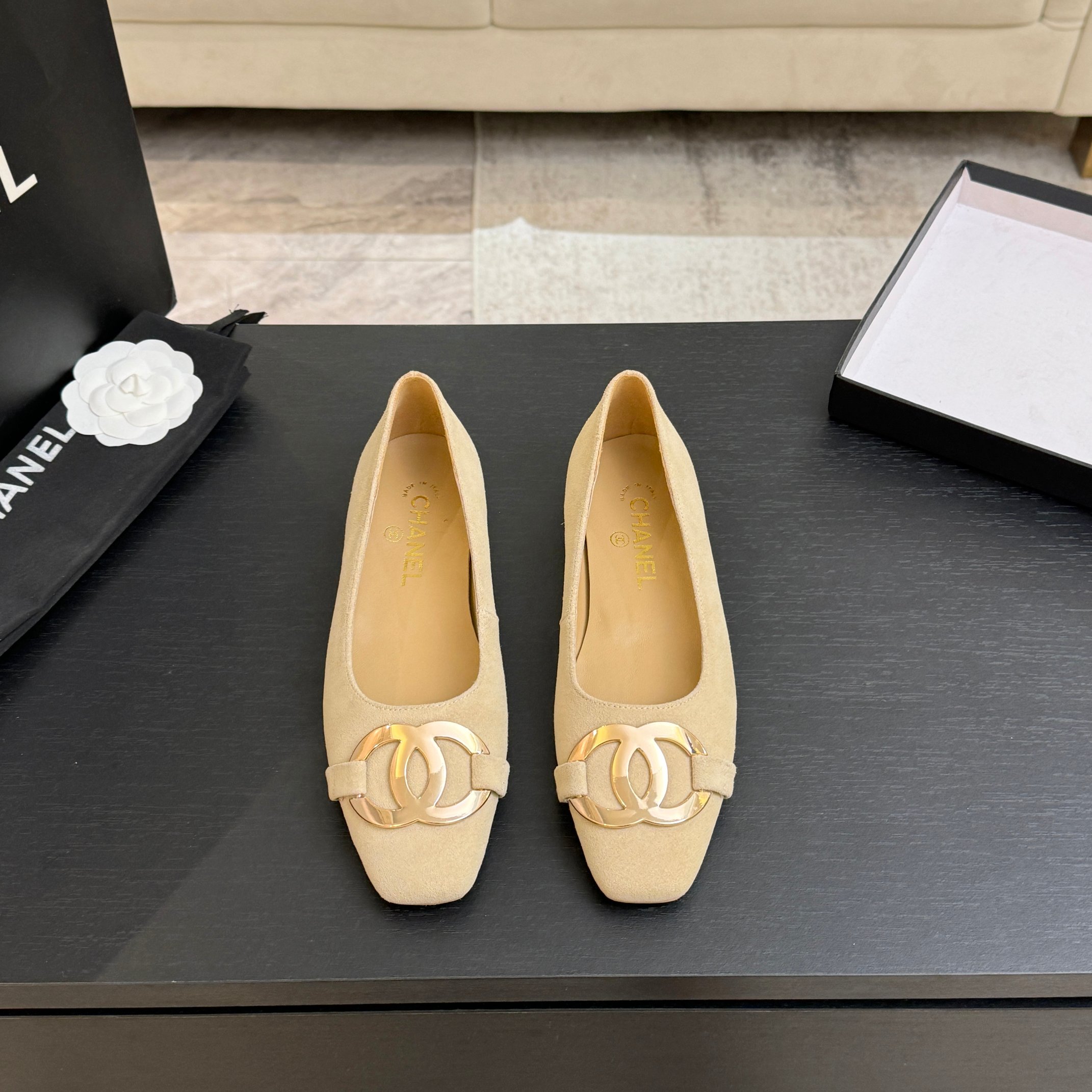 NO:886849,CHANE*｜Xiaoxiang 26M new product catwalk. Metal large double C buckle square toe flat shoes. Replicate the retro and modern aura of the haute couture show. The iconic metal large double C buckle is eye-catching embellishment. The neat square toe blends with the 2cm block heel to stabilize and increase the aura. Suitable for tweed suits, formal dresses and suits. Shining in all scenes of commuting, dinners and red carpets. Every step exudes French elegance and powerful aura, becoming the ultimate symbol of luxury in this season's shoe cabinet.  The fabric is made of original customized leather, the inner pads are all silk sheepskin, the genuine leather outsole imported from Italy size35-39 (customized 40/41), single shoes, chanel, skirts, business suit, sheepskin, Leather soles19860909CHANE*｜小香26M新品走秀 金属大双C扣方头平底单鞋 复刻高定秀场复古摩登气场. 标志性金属大双C扣夺目缀饰 利落方头融合2cm粗跟 稳立增气场 适配粗花呢套装、礼裙与西装 通勤、晚宴、红毯全场景闪耀. 每一步都踩出法式奢雅与强大气场 成为本季鞋柜的终极奢华符号. 面料采用原版定制皮料 内里垫脚均为丝绸羊皮 意大利进口真皮大底 size35-39（40/41定制）,单鞋,chanel,skirts,business suit,sheepskin,Leather soles,Women's Shoes